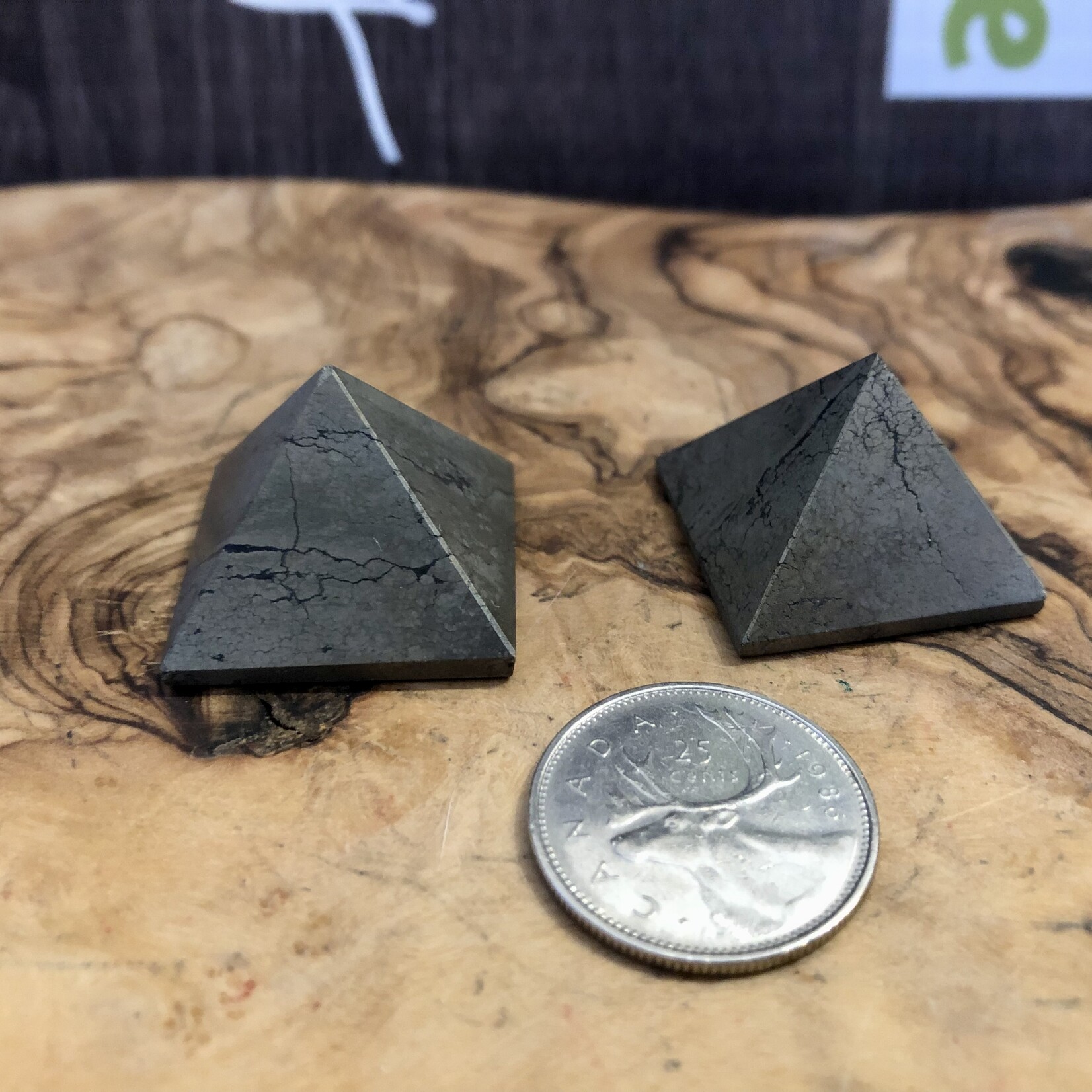 pyramide de pyrite scintillante, apporte force vitalité dynamisme, créativité, bouclier magnétique