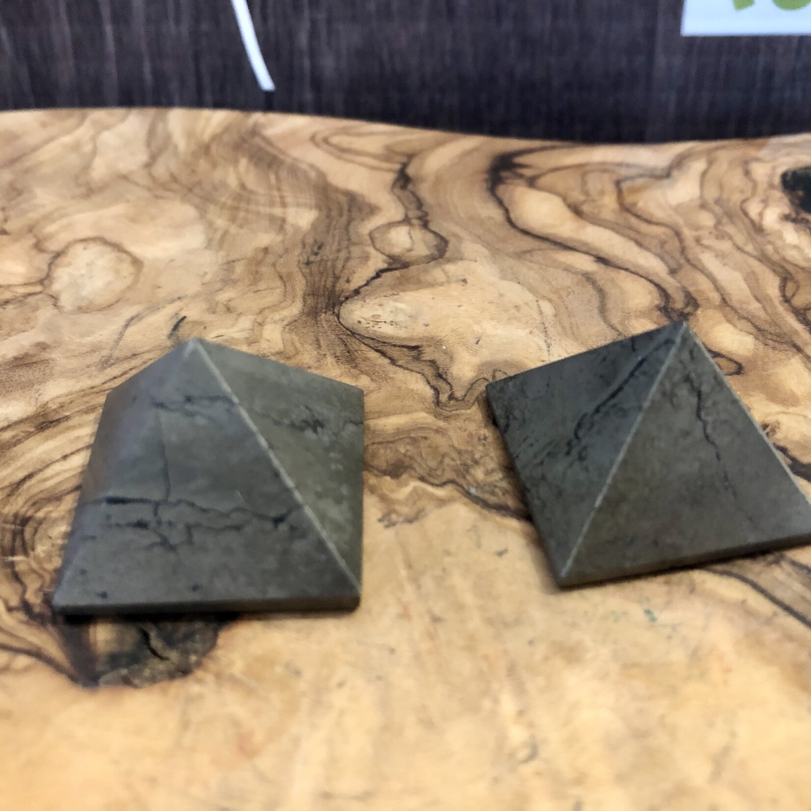 pyramide de pyrite scintillante, apporte force vitalité dynamisme, créativité, bouclier magnétique