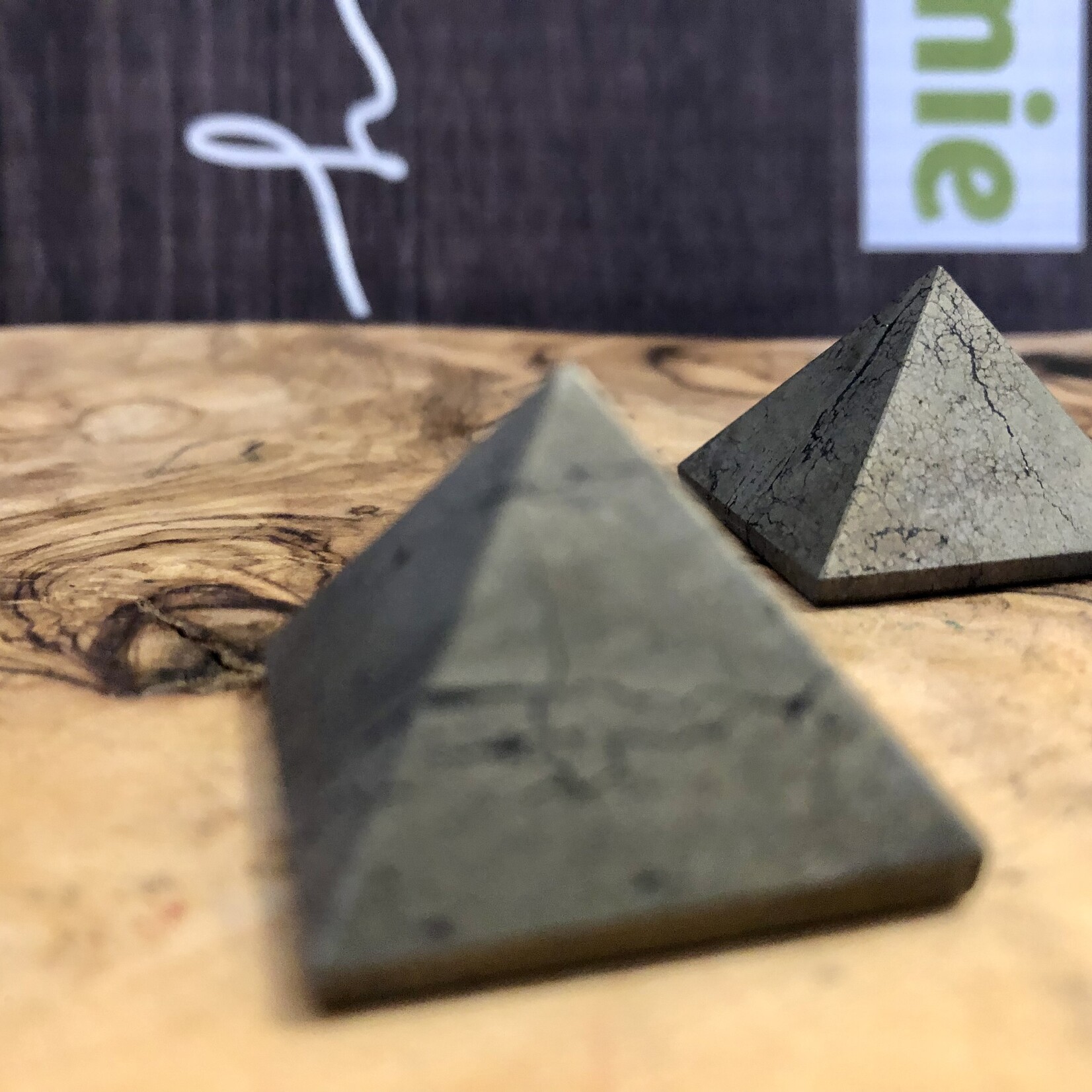 pyramide de pyrite scintillante, apporte force vitalité dynamisme, créativité, bouclier magnétique