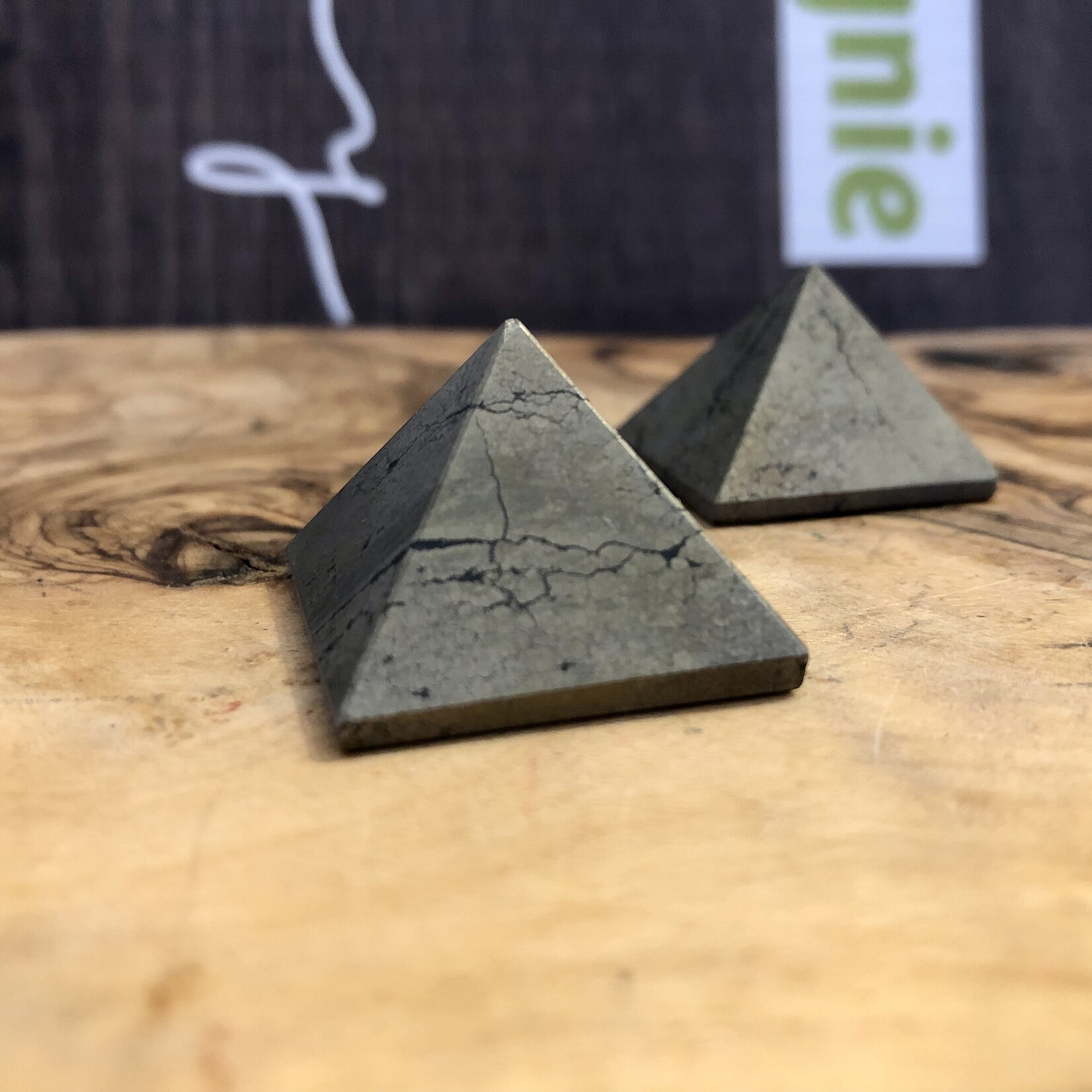 pyramide de pyrite scintillante, apporte force vitalité dynamisme, créativité, bouclier magnétique
