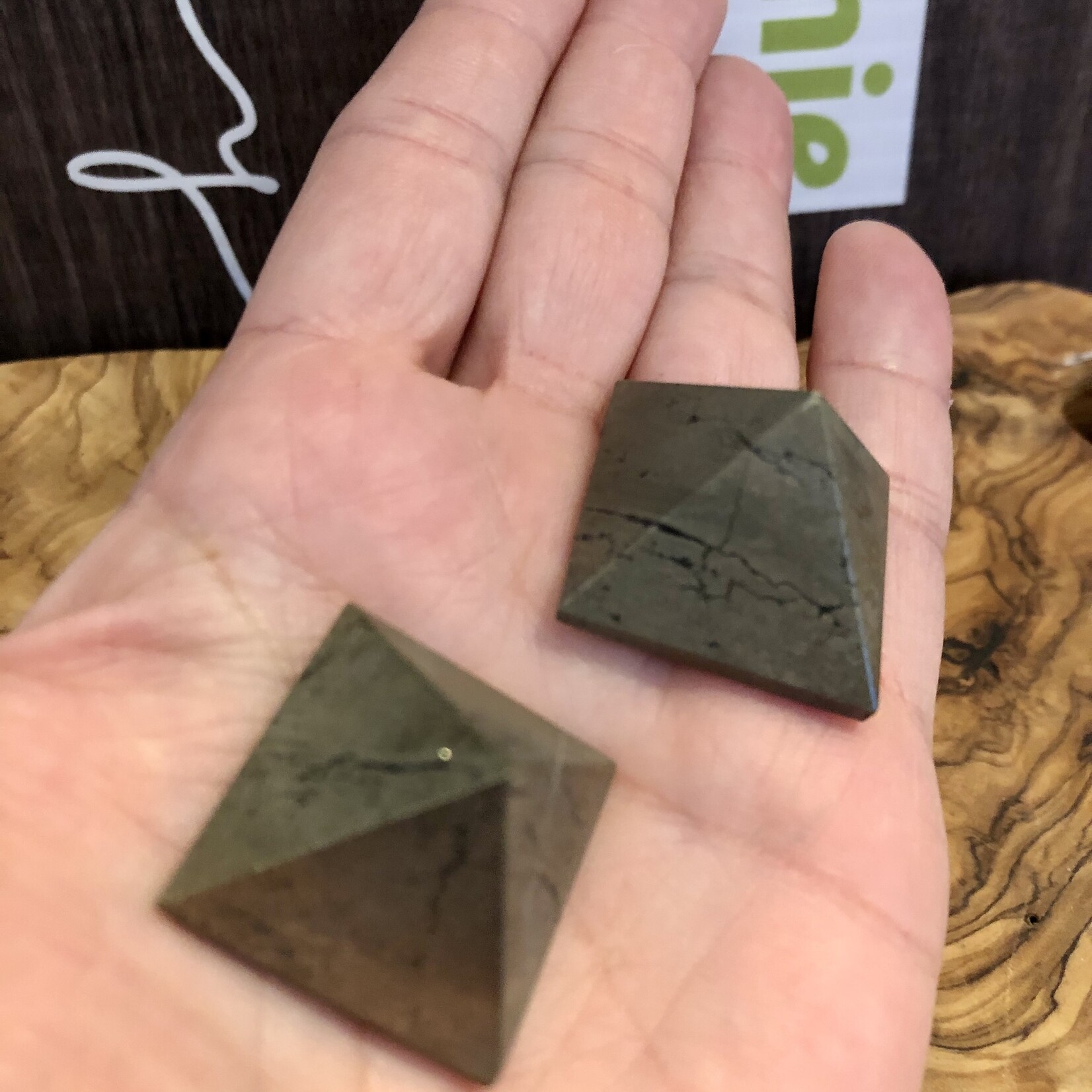 pyramide de pyrite scintillante, apporte force vitalité dynamisme, créativité, bouclier magnétique