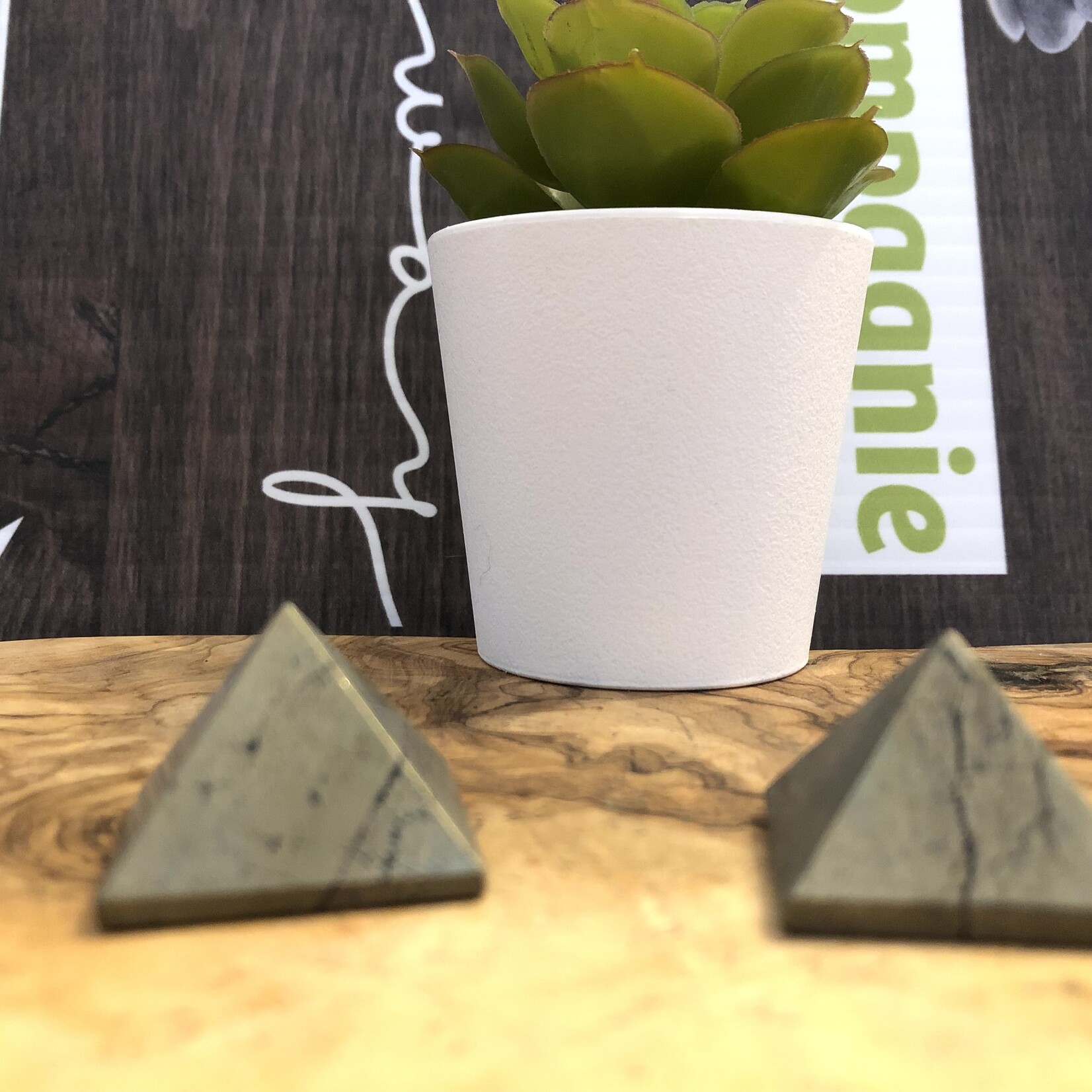 pyramide de pyrite scintillante, apporte force vitalité dynamisme, créativité, bouclier magnétique