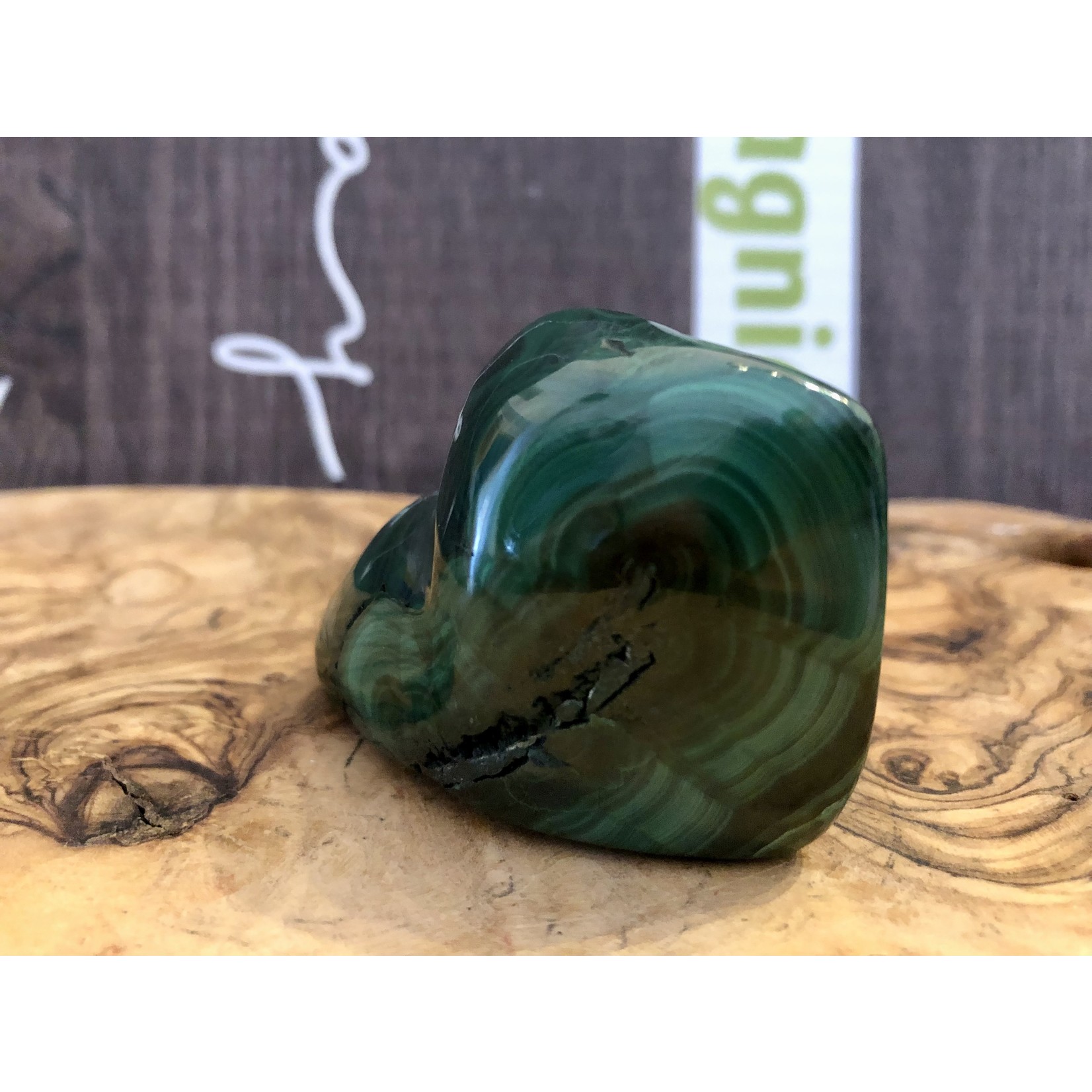 jolie malachite forme libre, utilisée pour la méditation et l'interprétation des rêves