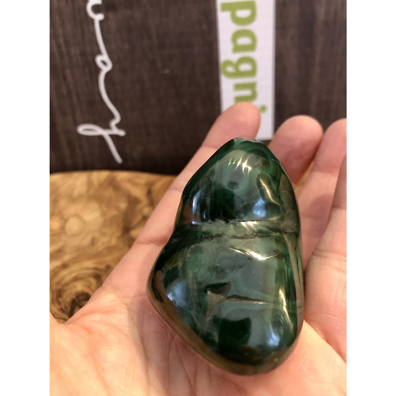 jolie malachite forme libre, utilisée pour la méditation et l'interprétation des rêves