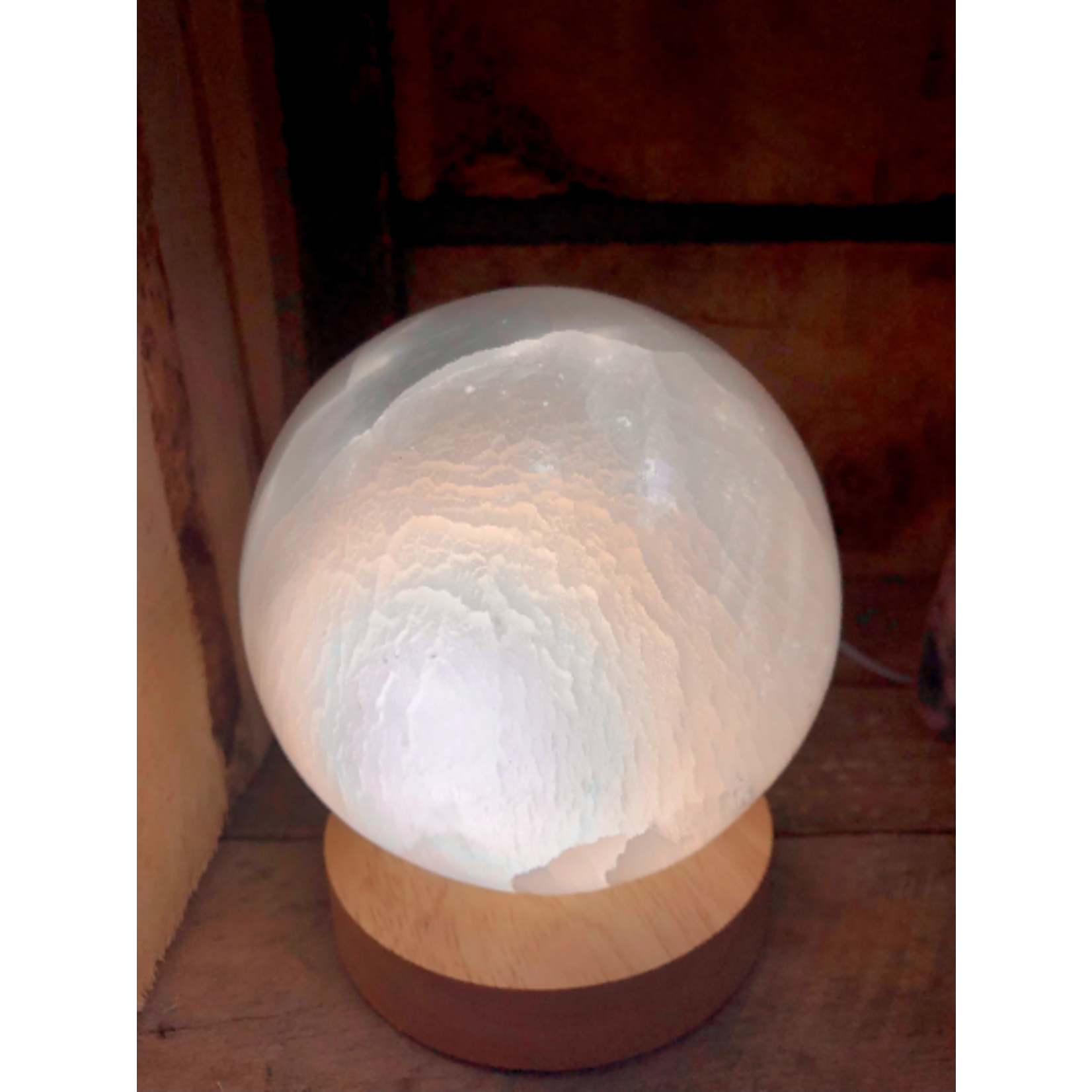 Base en bois éclairée par LED pour présenter des cristaux - Illuminez la sélénite, les sculptures de pierres précieuses et plus encore avec des effets de lumière arc-en-ciel