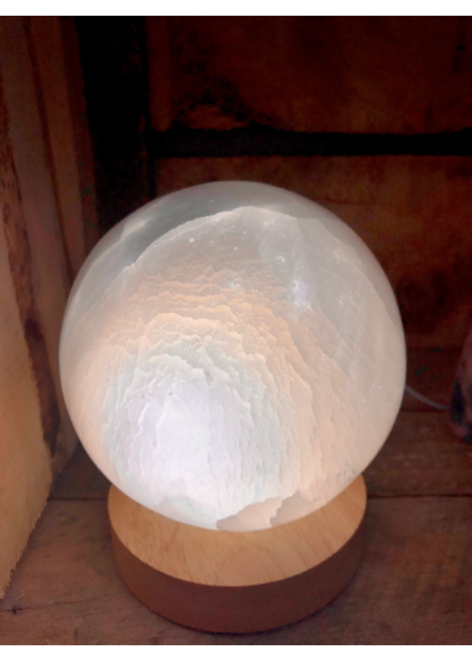 Base en bois éclairée par LED pour présenter des cristaux - Illuminez la sélénite, les sculptures de pierres précieuses et plus encore avec des effets de lumière arc-en-ciel