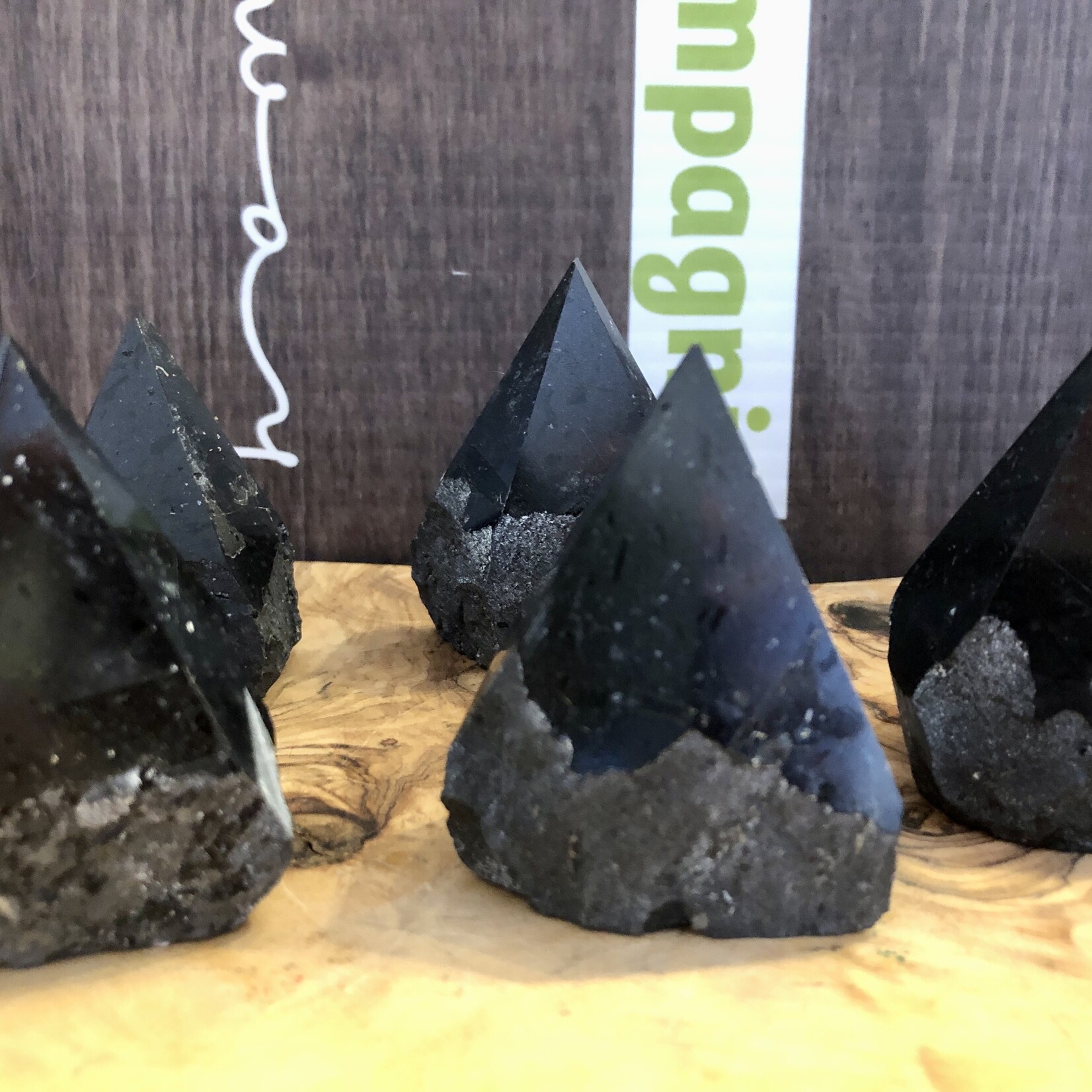 Tourmaline noire polie naturelle - Chakra racine et énergie de mise à la terre