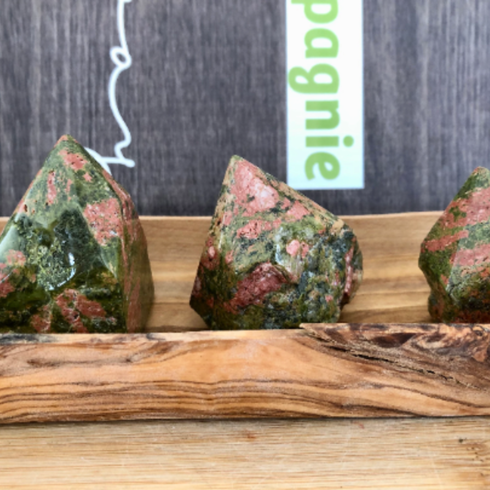 soft polished unakite stone, excellent support that helps us overcome our failures and free ourselves from the past or traumatic events