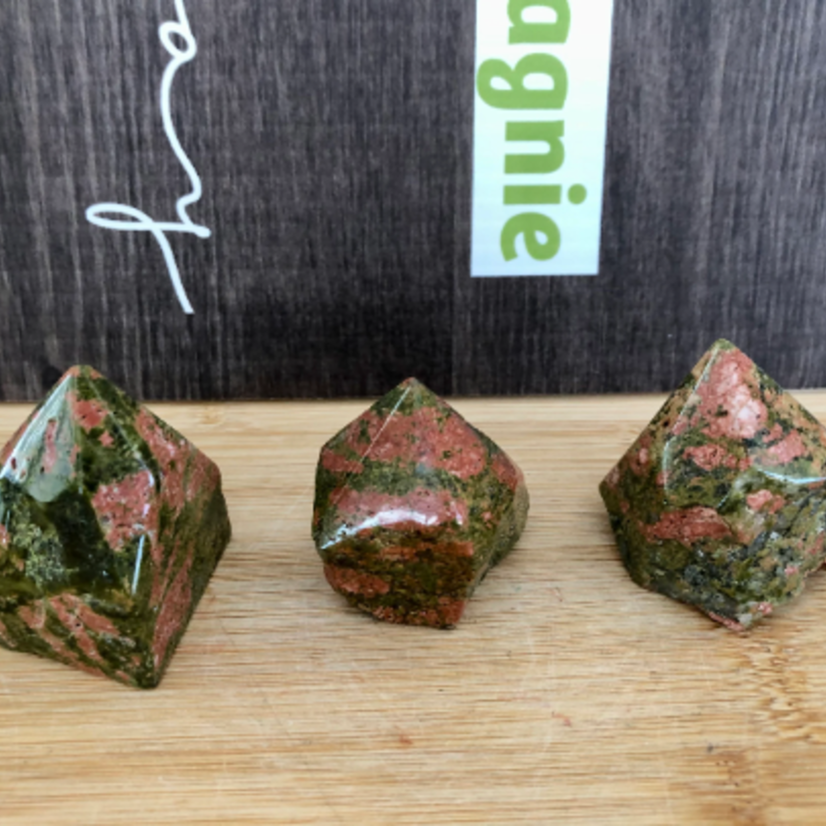 soft polished unakite stone, excellent support that helps us overcome our failures and free ourselves from the past or traumatic events