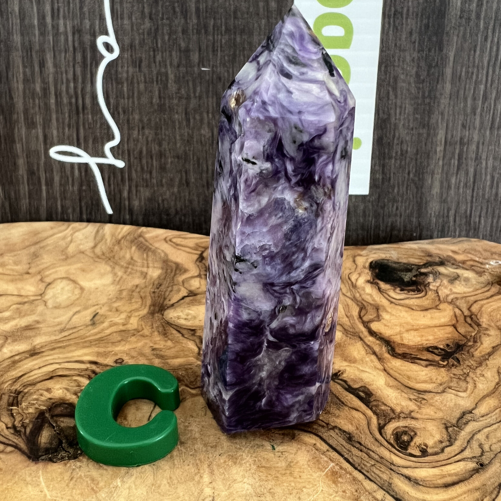 pointe de charoite minéral violet, pierre de Russie, elle apaise et chasse les angoisses sources de stress quotidien