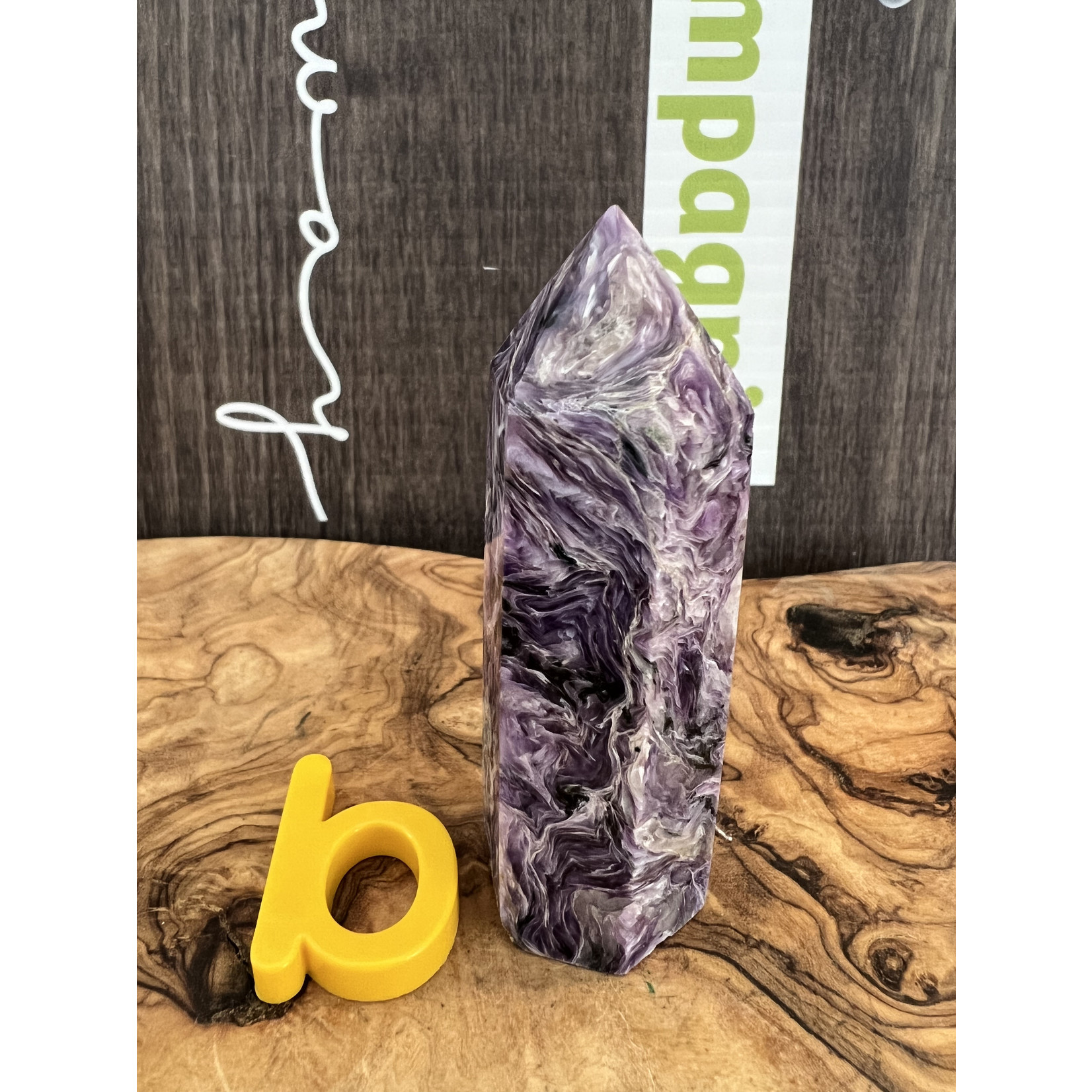 pointe de charoite minéral violet, pierre de Russie, elle apaise et chasse les angoisses sources de stress quotidien