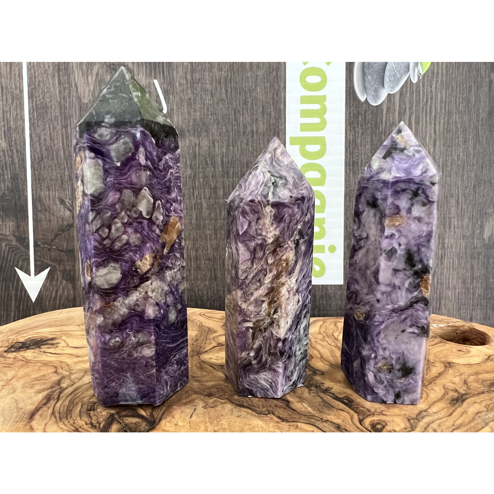 pointe de charoite minéral violet, pierre de Russie, elle apaise et chasse les angoisses sources de stress quotidien