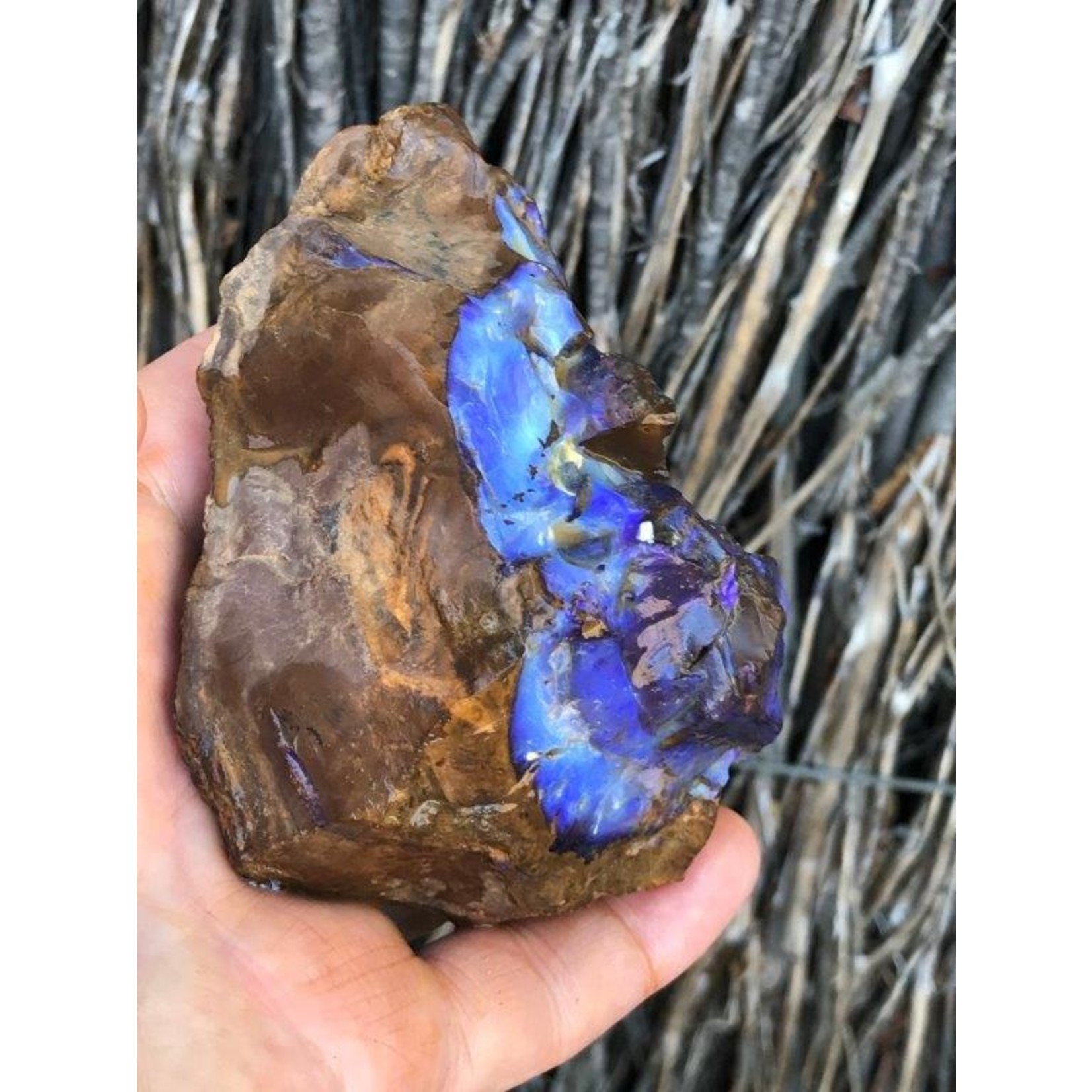 magnifique opale boulder de l'Australie, influence la circulation sanguine et apaise les sautes d'humeur et renforce la confiance en soi