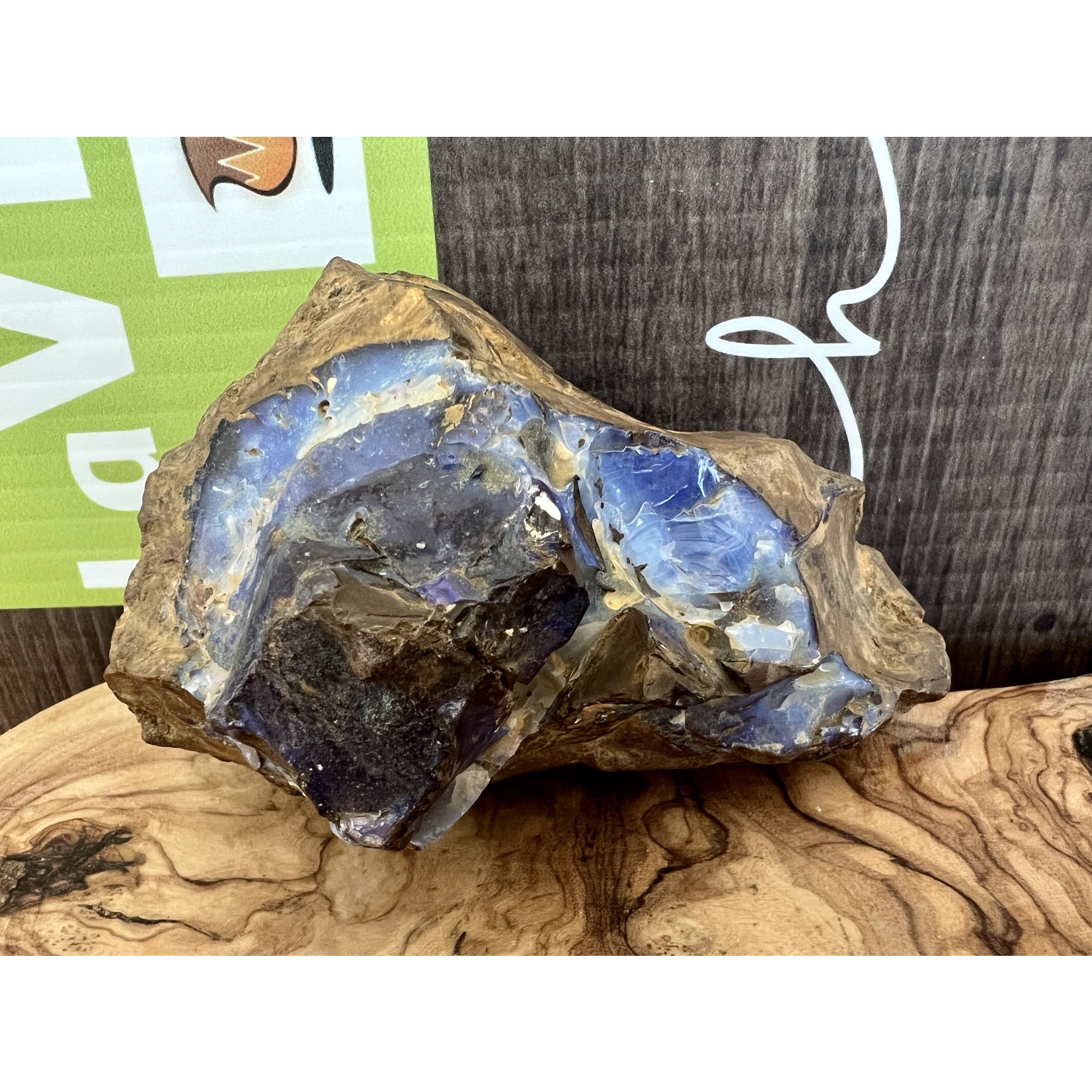 magnifique opale boulder de l'Australie, influence la circulation sanguine et apaise les sautes d'humeur et renforce la confiance en soi