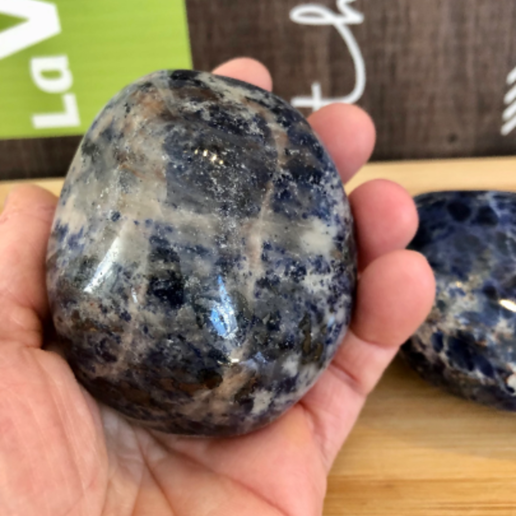 doux galet sodalite poli, si vous êtes hypersensible la sodalite est faite pour vous et vous accompagnera dans la canalisation de ce sentiment