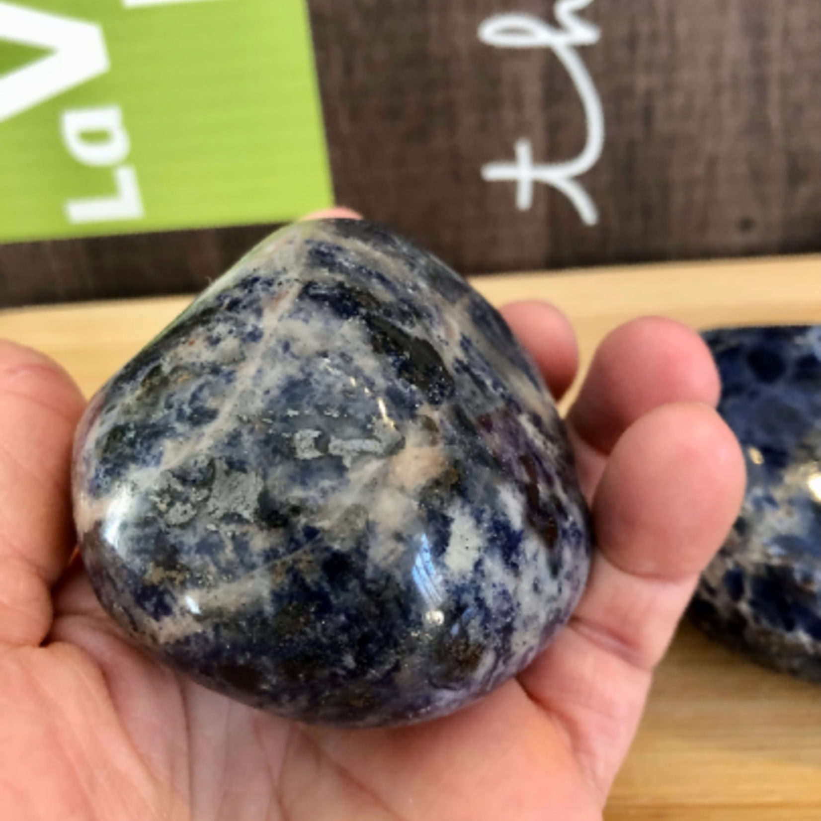 soft sodalite palm stone polished, if you are hypersensitive, is made for you and will accompany you in the channeling of this feeling