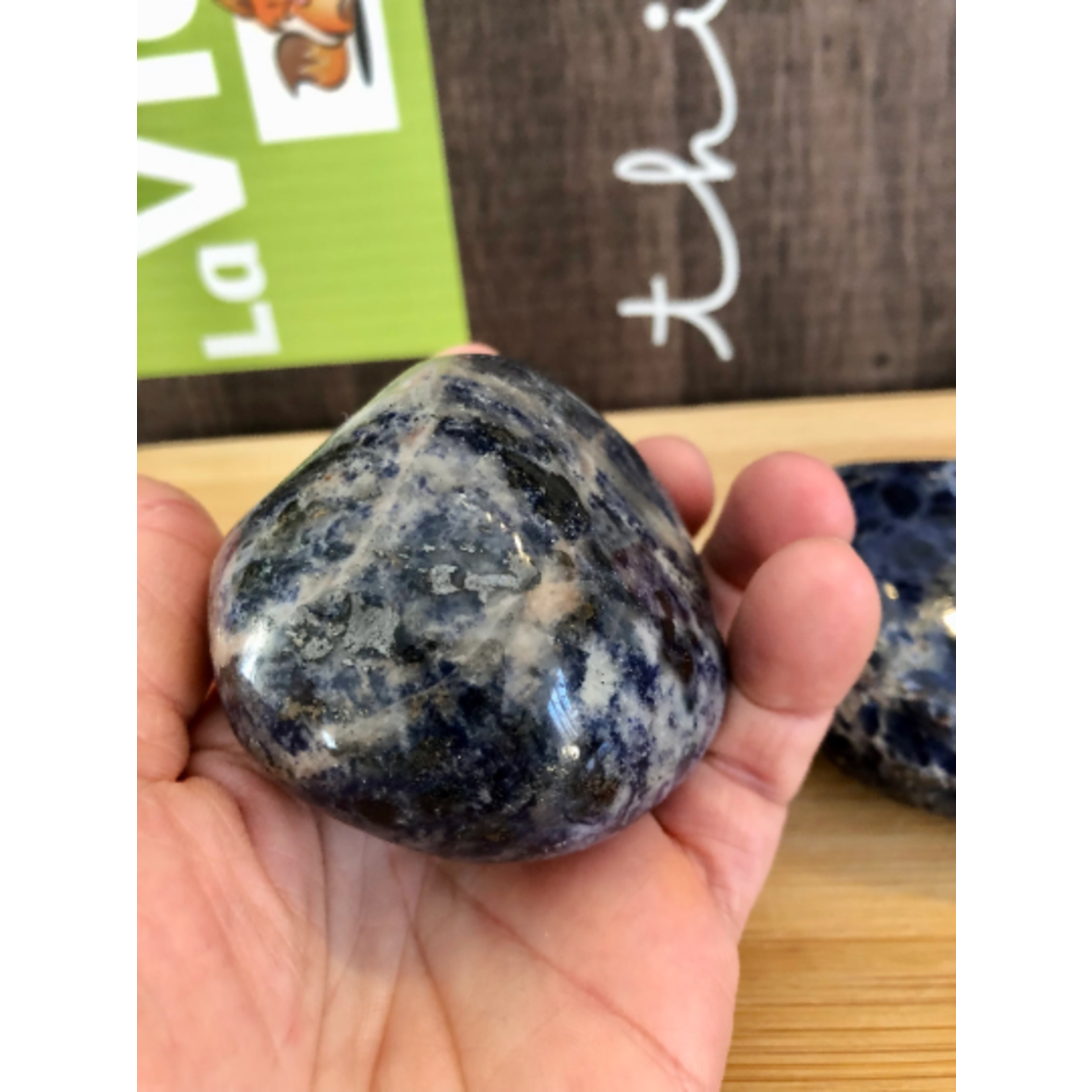 doux galet sodalite poli, si vous êtes hypersensible la sodalite est faite pour vous et vous accompagnera dans la canalisation de ce sentiment