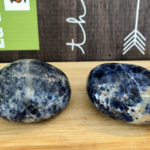 doux galet sodalite poli