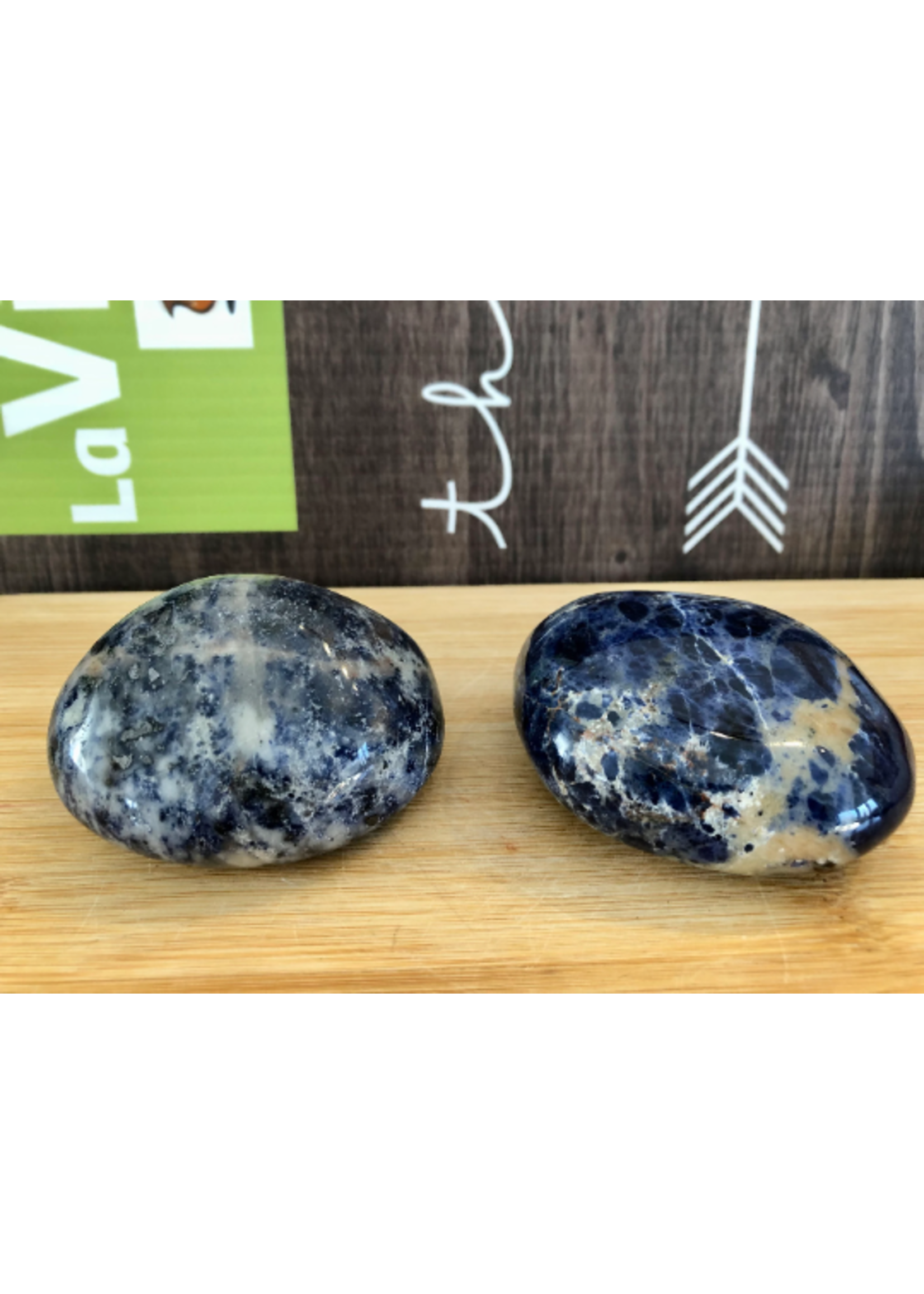 soft sodalite palm stone polished, if you are hypersensitive, is made for you and will accompany you in the channeling of this feeling