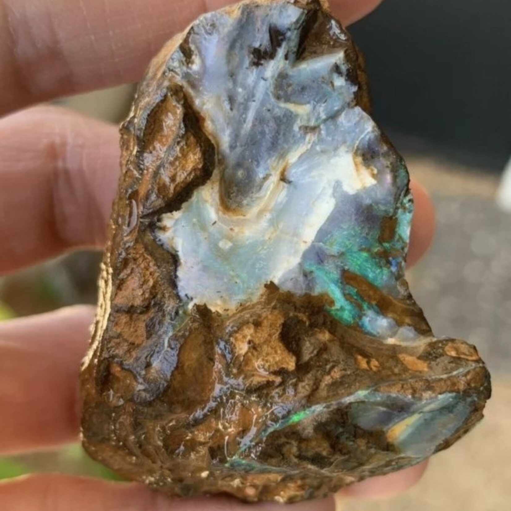 petite opale boulder vague de mer, symbolise la lumière, l'espoir, l’apaisement et l’harmonie