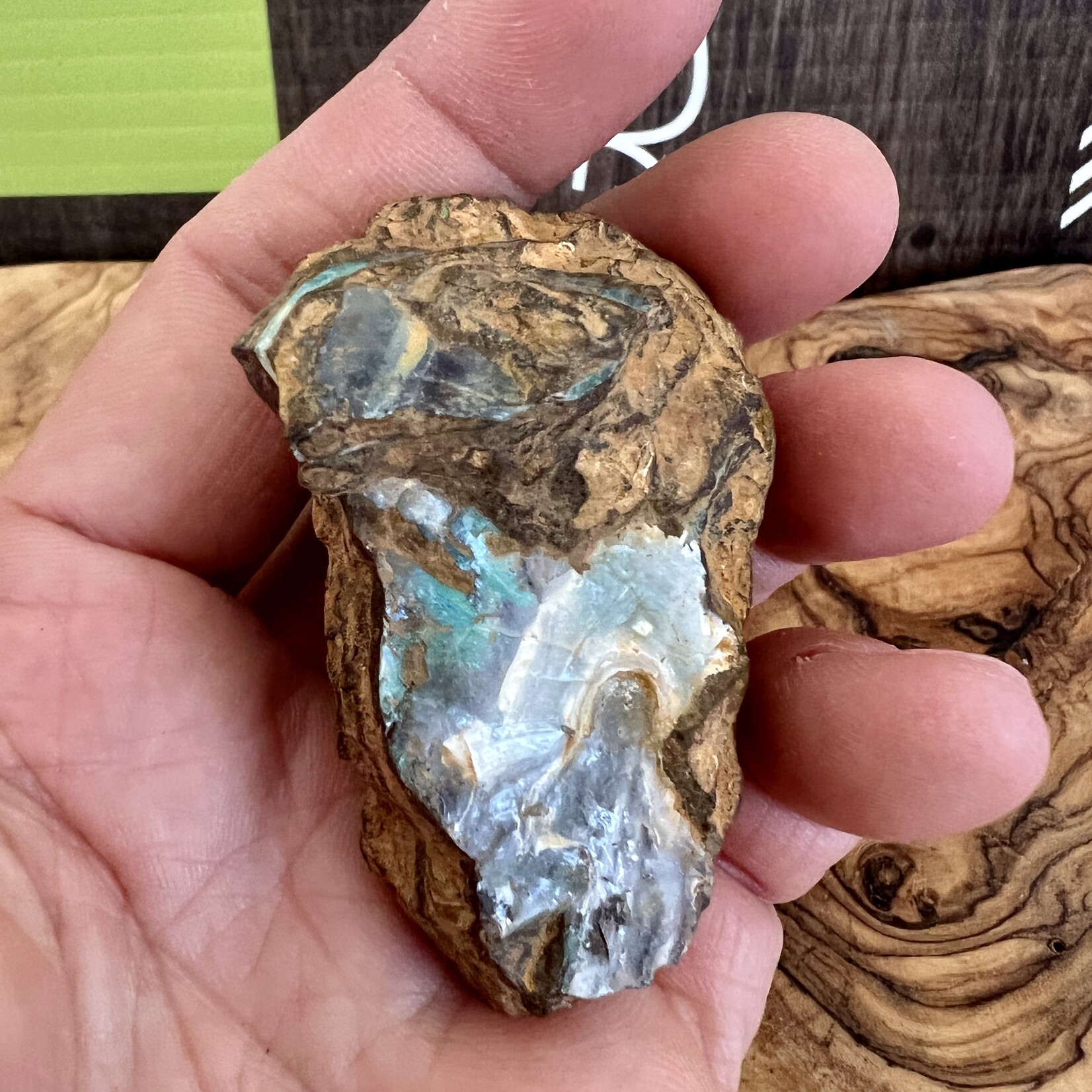 petite opale boulder vague de mer, symbolise la lumière, l'espoir, l’apaisement et l’harmonie