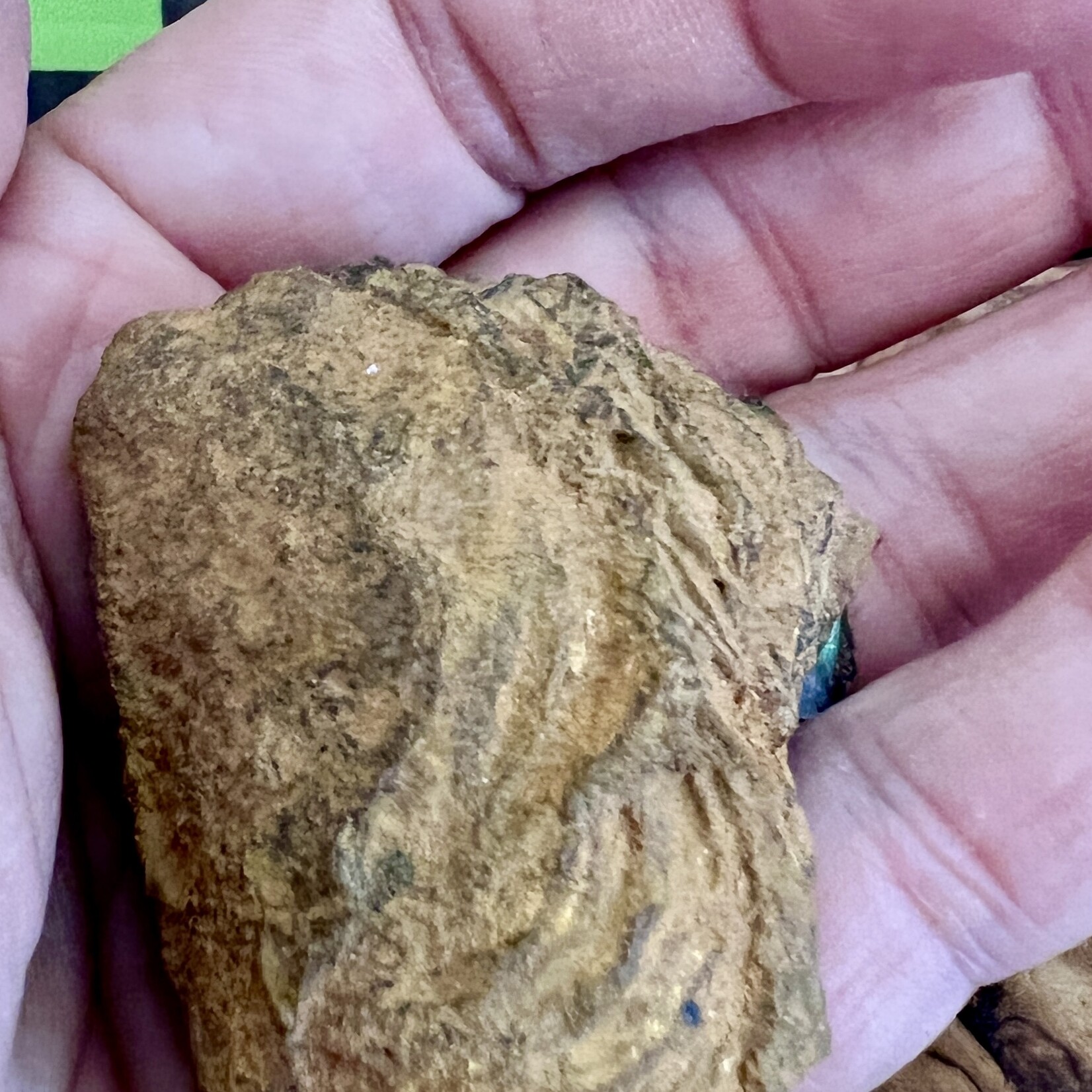 petite opale boulder vague de mer, symbolise la lumière, l'espoir, l’apaisement et l’harmonie