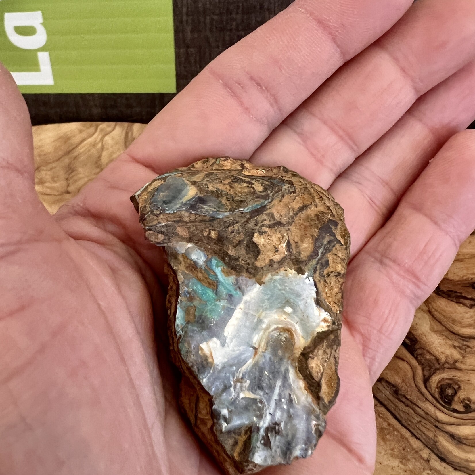 petite opale boulder vague de mer, symbolise la lumière, l'espoir, l’apaisement et l’harmonie