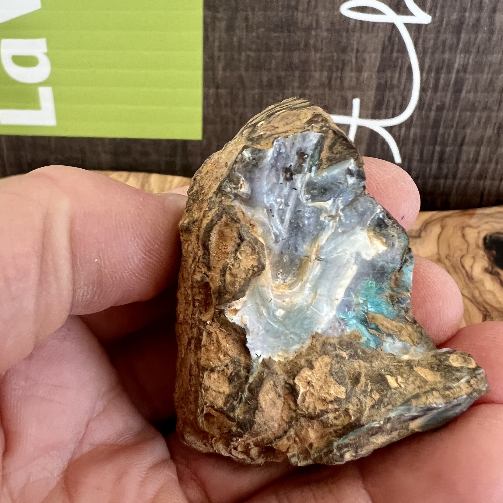 petite opale boulder vague de mer, symbolise la lumière, l'espoir, l’apaisement et l’harmonie