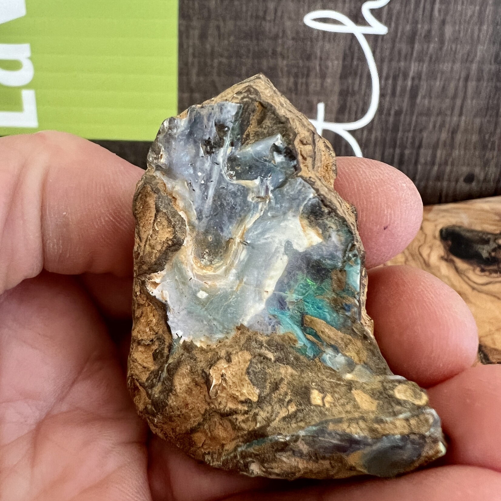 petite opale boulder vague de mer, symbolise la lumière, l'espoir, l’apaisement et l’harmonie