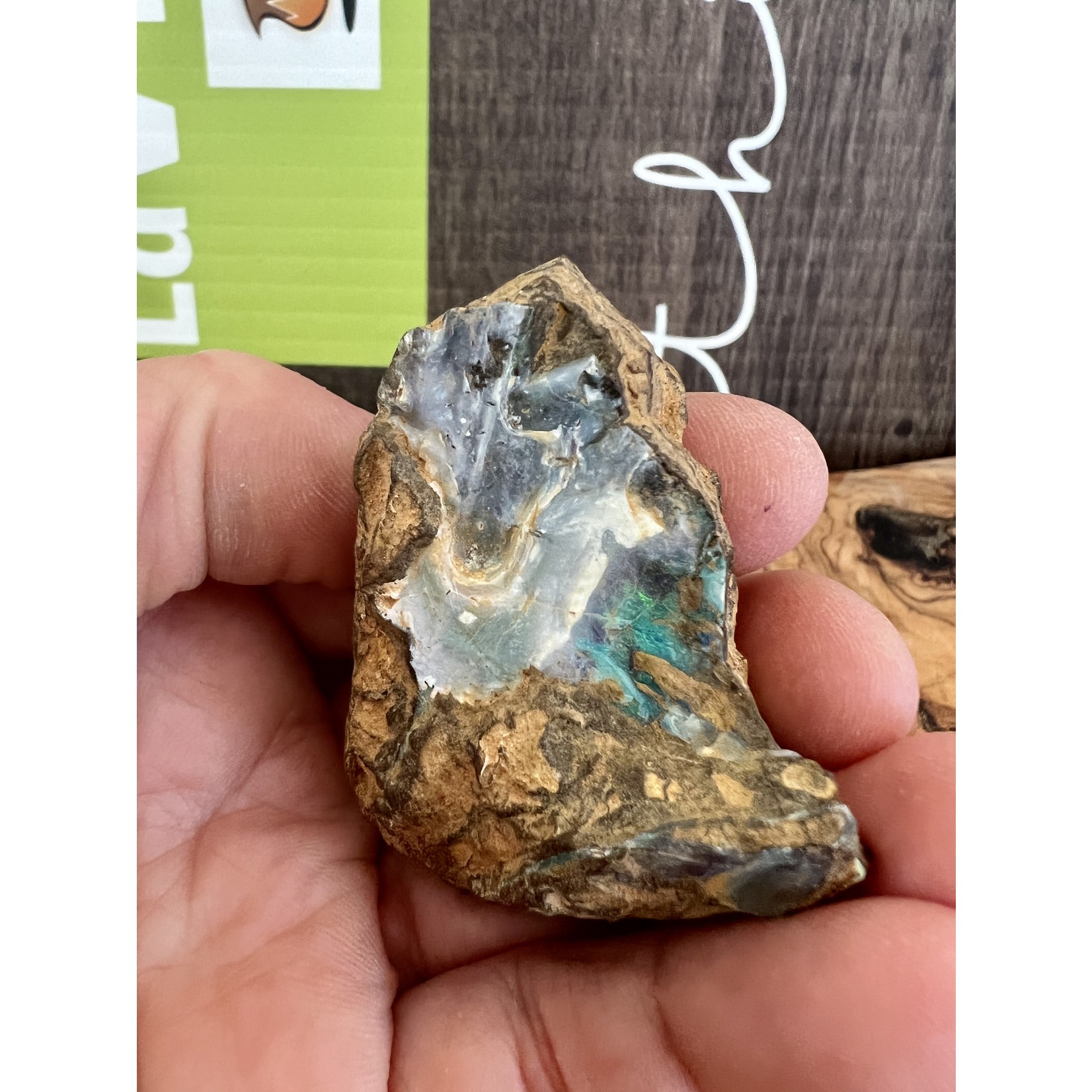 petite opale boulder vague de mer, symbolise la lumière, l'espoir, l’apaisement et l’harmonie
