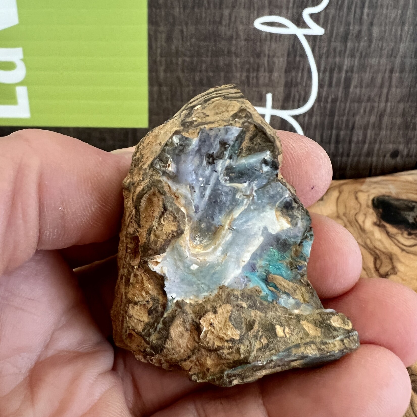 petite opale boulder vague de mer, symbolise la lumière, l'espoir, l’apaisement et l’harmonie