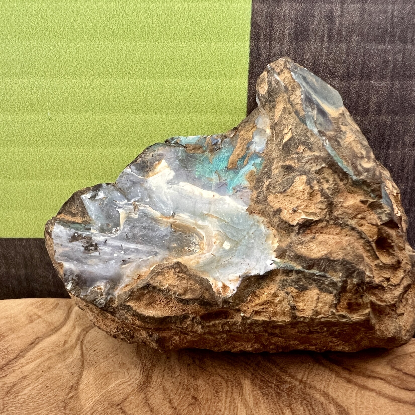 petite opale boulder vague de mer, symbolise la lumière, l'espoir, l’apaisement et l’harmonie