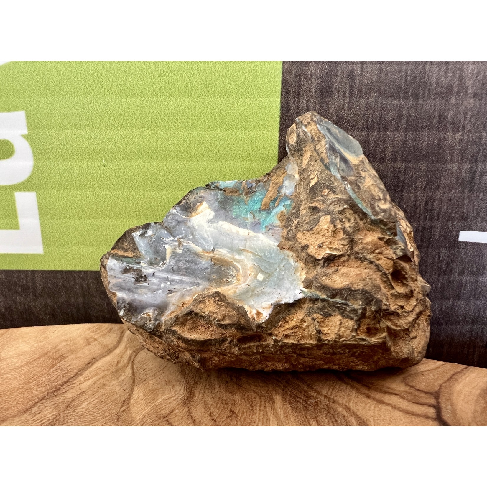 petite opale boulder vague de mer, symbolise la lumière, l'espoir, l’apaisement et l’harmonie