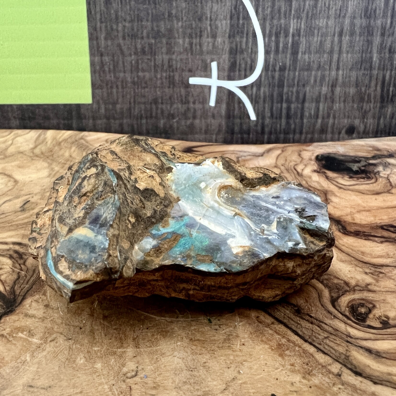 petite opale boulder vague de mer, symbolise la lumière, l'espoir, l’apaisement et l’harmonie