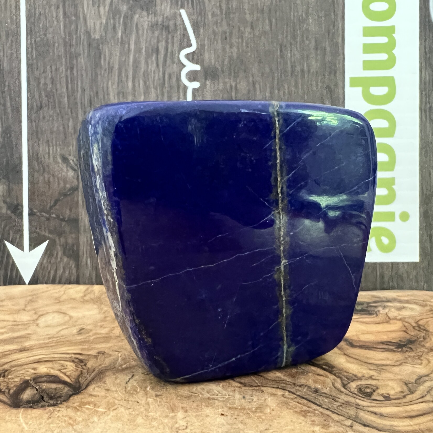 charmante pièce de lapis lazuli forme libre, bénéfique pour le système respiratoire, les organes de nettoyage et le système nerveux