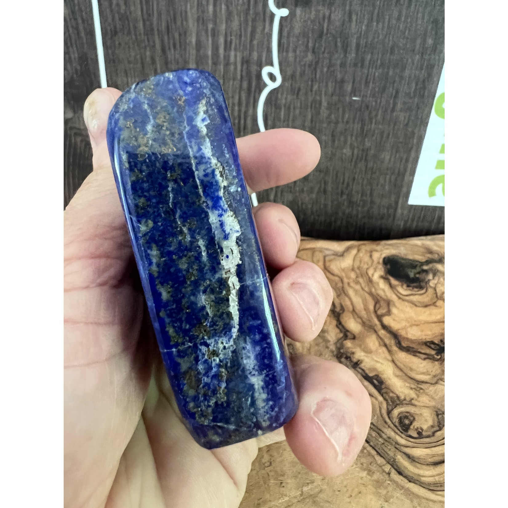 charmante pièce de lapis lazuli forme libre, bénéfique pour le système respiratoire, les organes de nettoyage et le système nerveux