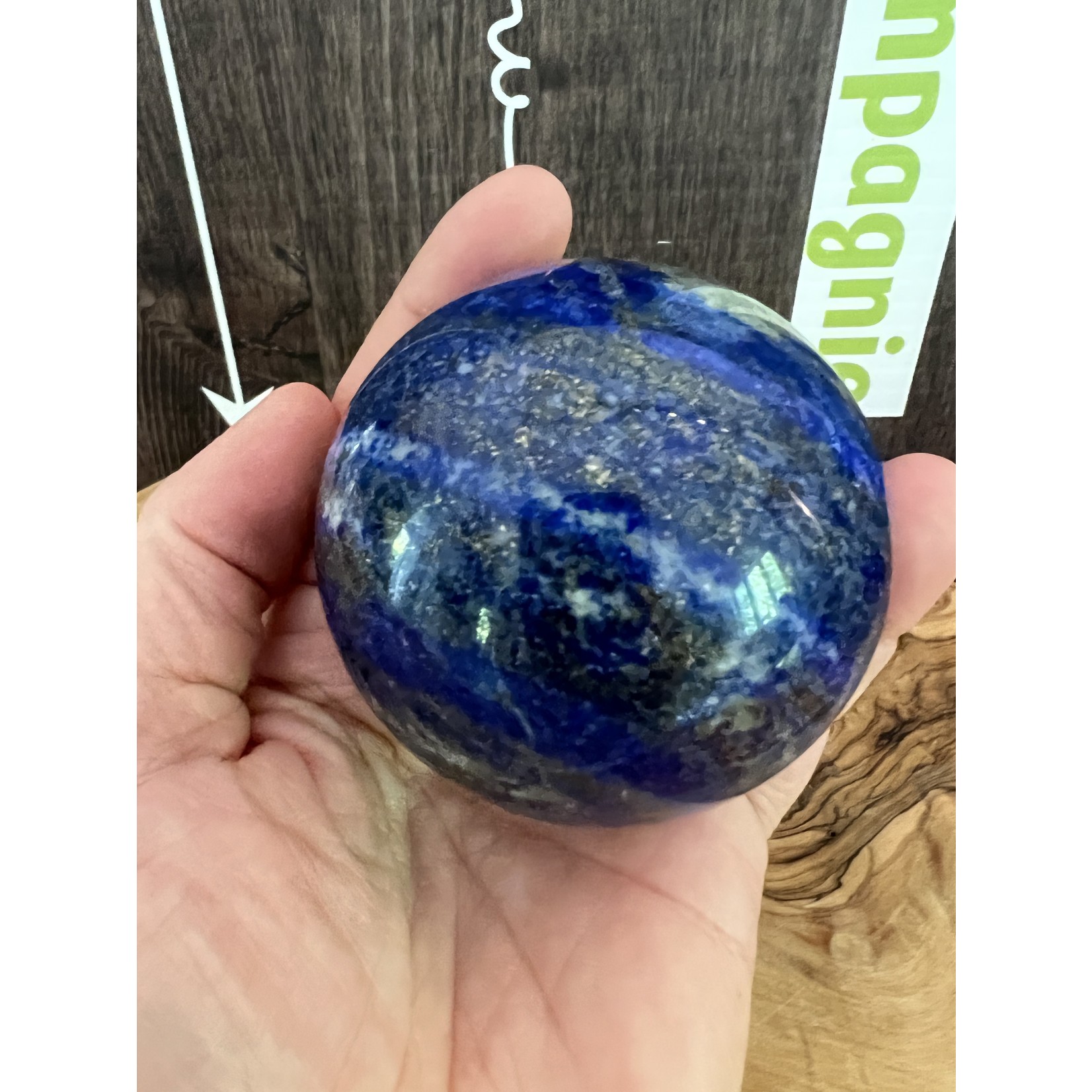large sphère de lapis lazuli bleu prononcé, soulage les angoisses et élimine la nervosité, reconnue pour apaiser les migraines