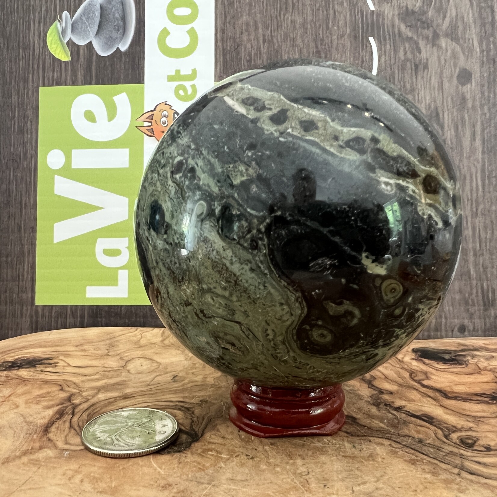impressionnante sphère jaspe kambaba extra-large, aide à profiter du moment présent sans s'attarder sur le passé ni s'inquiéter de l'avenir