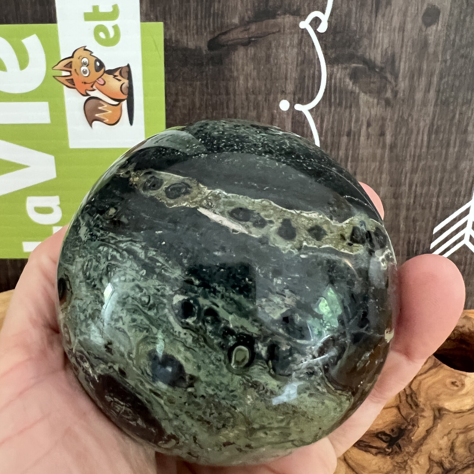 impressionnante sphère jaspe kambaba extra-large, aide à profiter du moment présent sans s'attarder sur le passé ni s'inquiéter de l'avenir