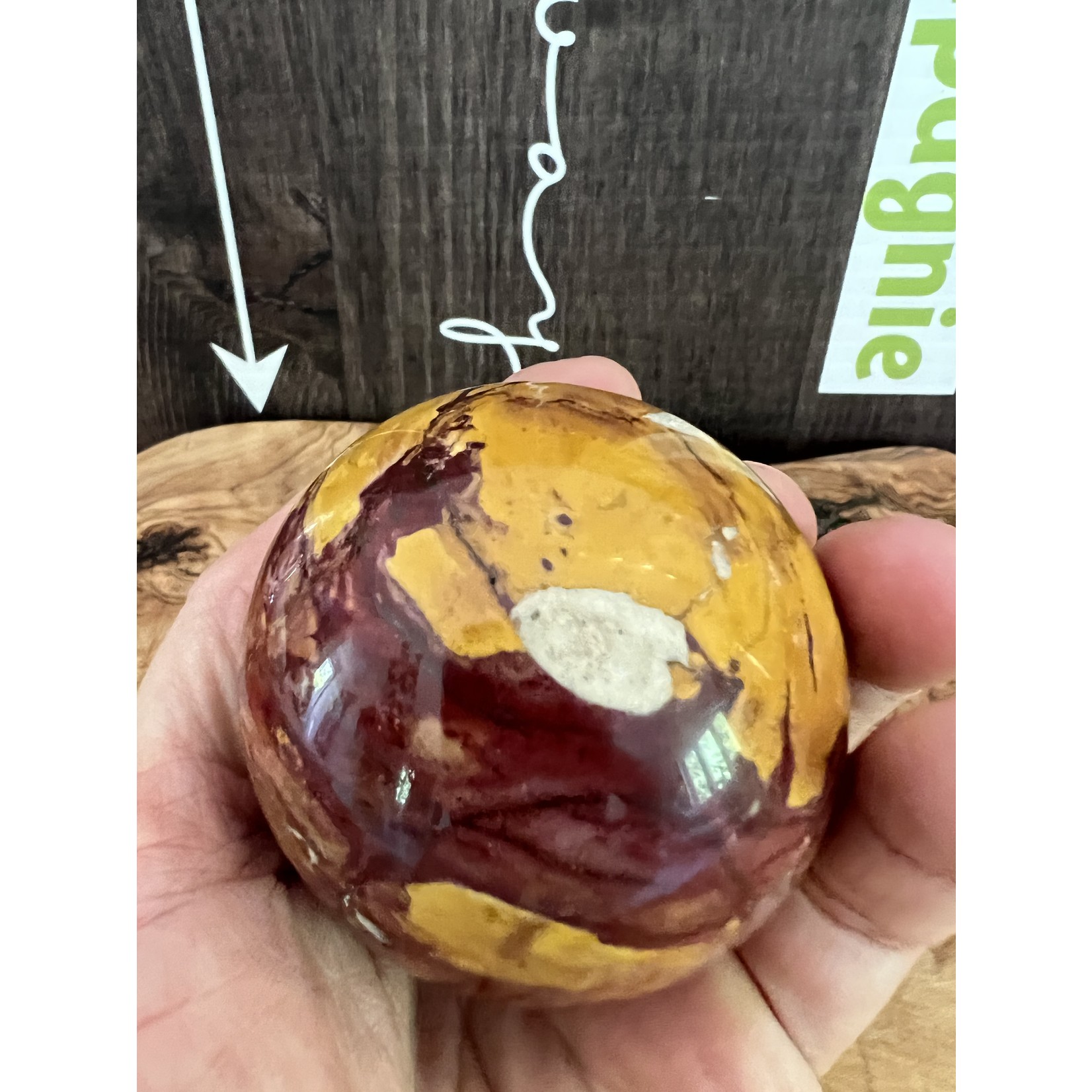 médium mokaite sphère rouge prononcé, boule de cristal jaspe mokaïte, a un impact positif sur le système digestif, les reins et le foie