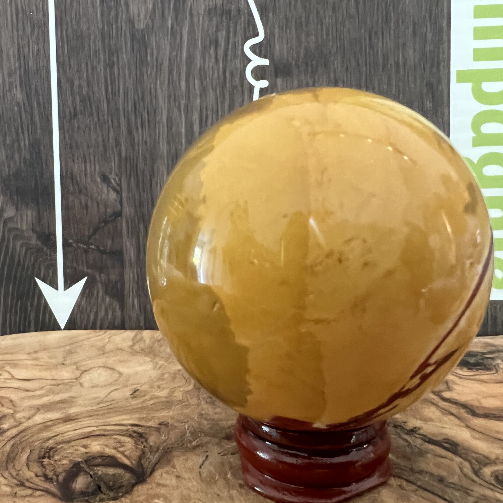 médium mokaite sphère jaune prononcé, boule de cristal jaspe mokaïte, a un impact positif sur le système digestif, les reins et le foie