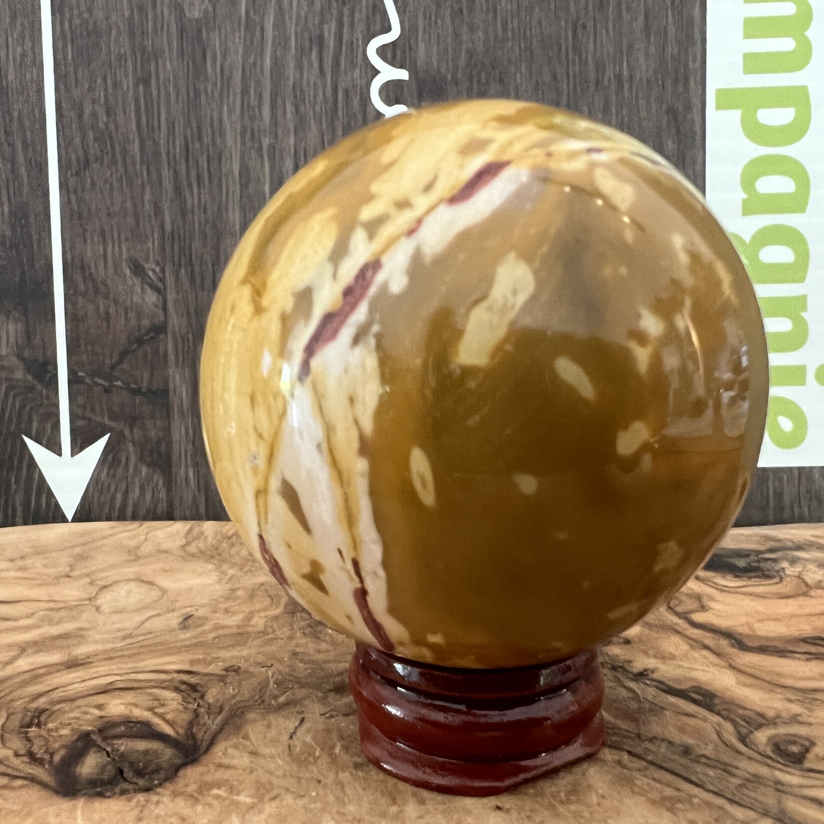 médium mokaite sphère jaune prononcé, boule de cristal jaspe mokaïte, a un impact positif sur le système digestif, les reins et le foie