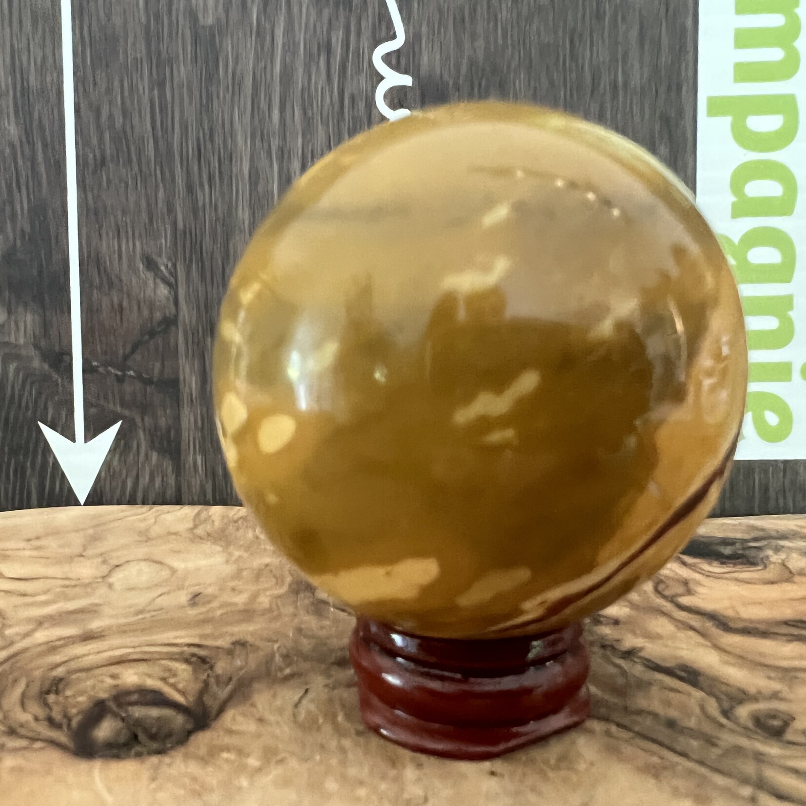 médium mokaite sphère jaune prononcé, boule de cristal jaspe mokaïte, a un impact positif sur le système digestif, les reins et le foie