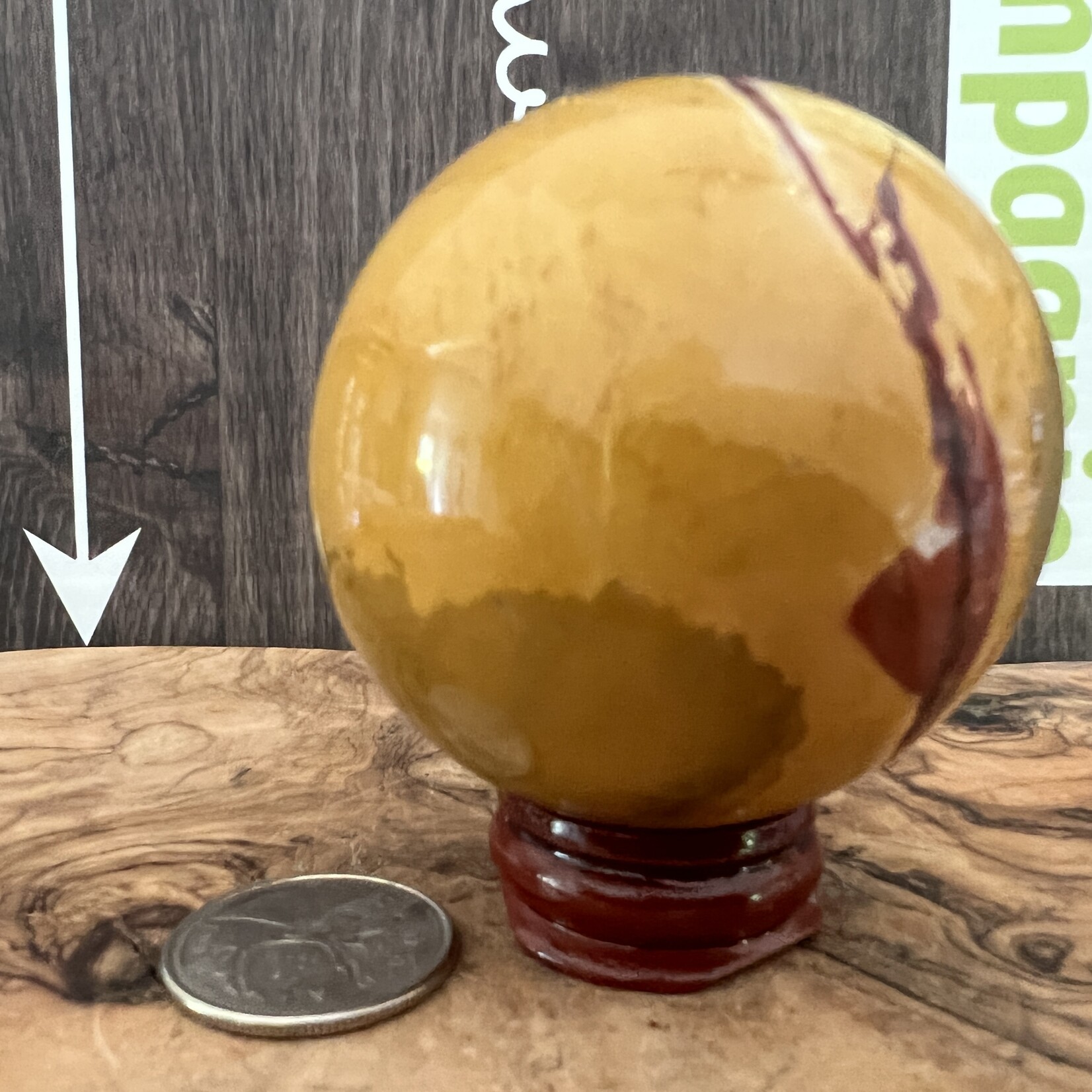 médium mokaite sphère jaune prononcé, boule de cristal jaspe mokaïte, a un impact positif sur le système digestif, les reins et le foie