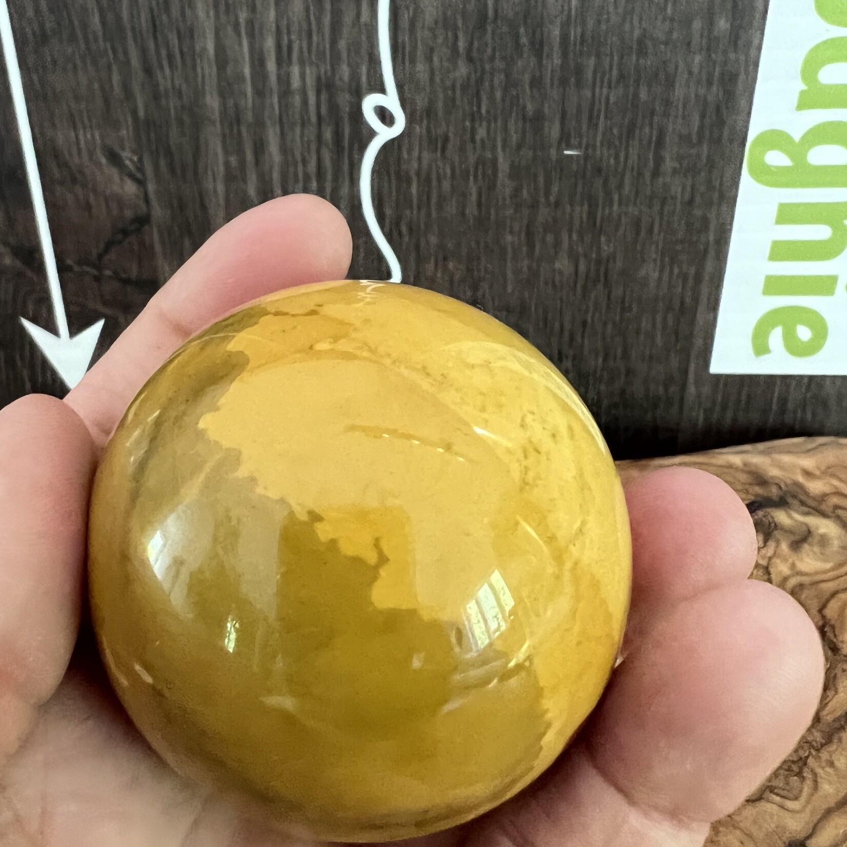 médium mokaite sphère jaune prononcé, boule de cristal jaspe mokaïte, a un impact positif sur le système digestif, les reins et le foie