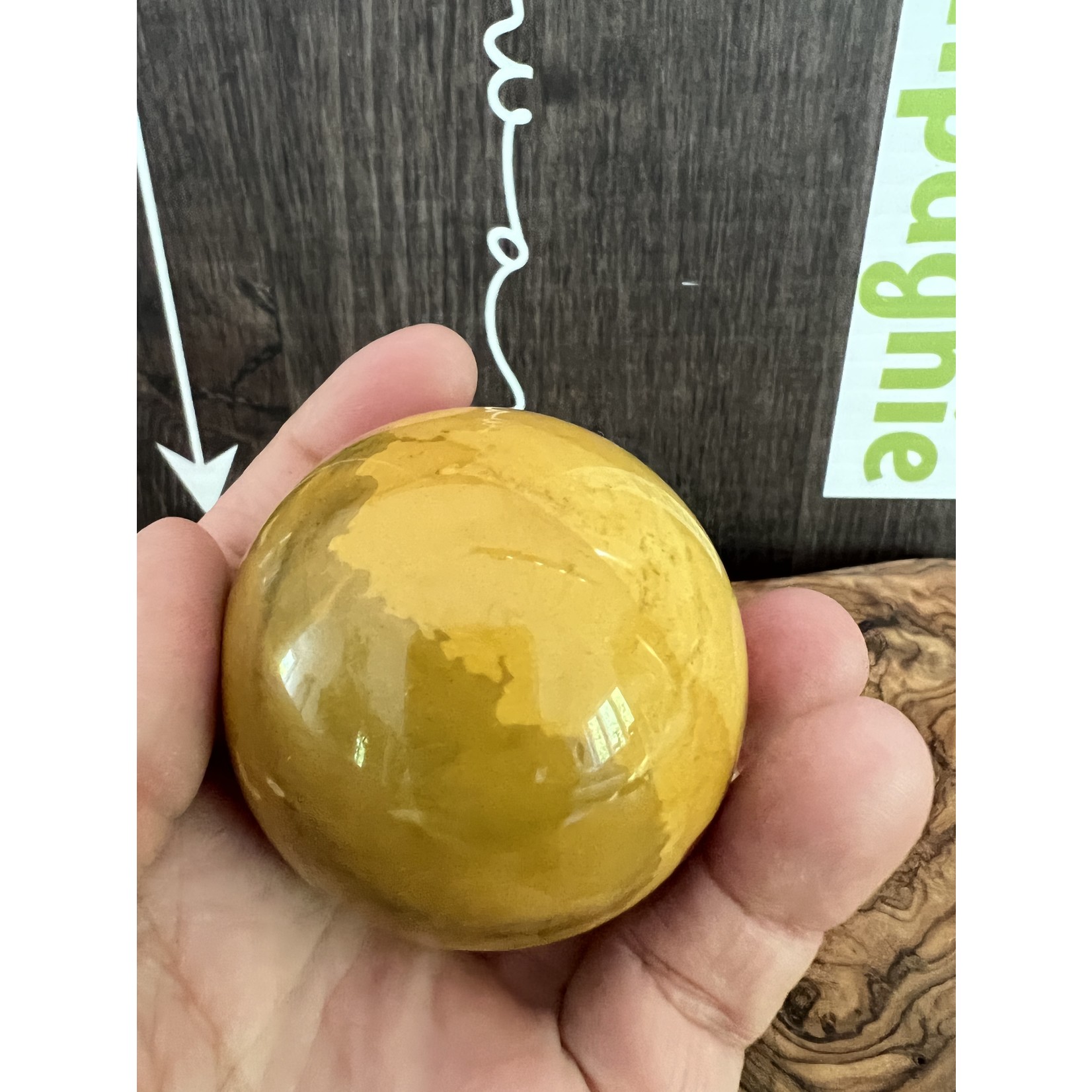 médium mokaite sphère jaune prononcé, boule de cristal jaspe mokaïte, a un impact positif sur le système digestif, les reins et le foie