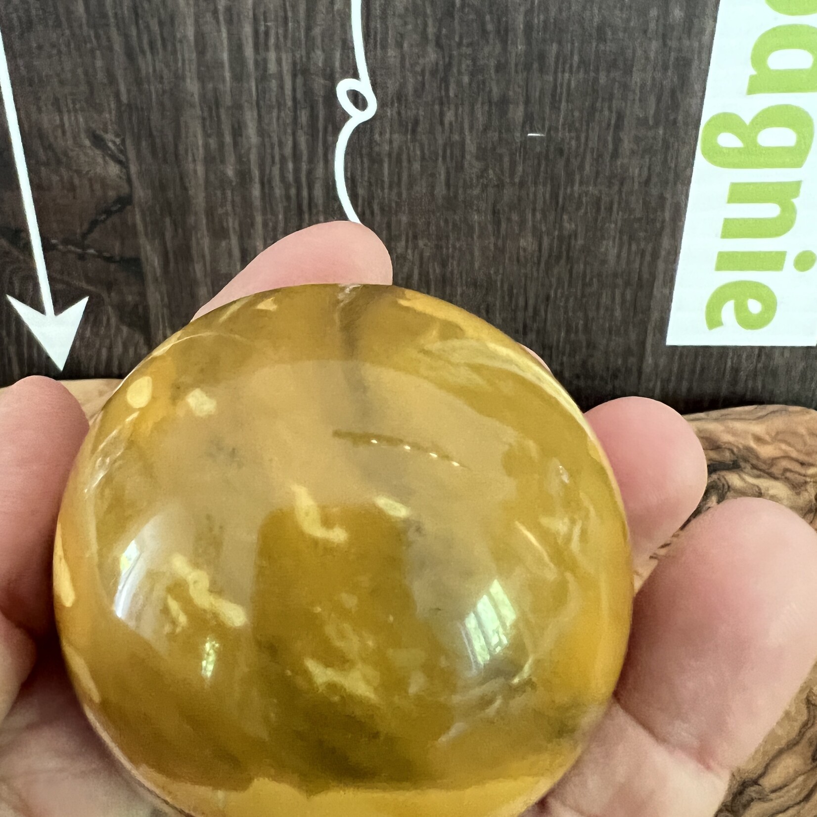 médium mokaite sphère jaune prononcé, boule de cristal jaspe mokaïte, a un impact positif sur le système digestif, les reins et le foie