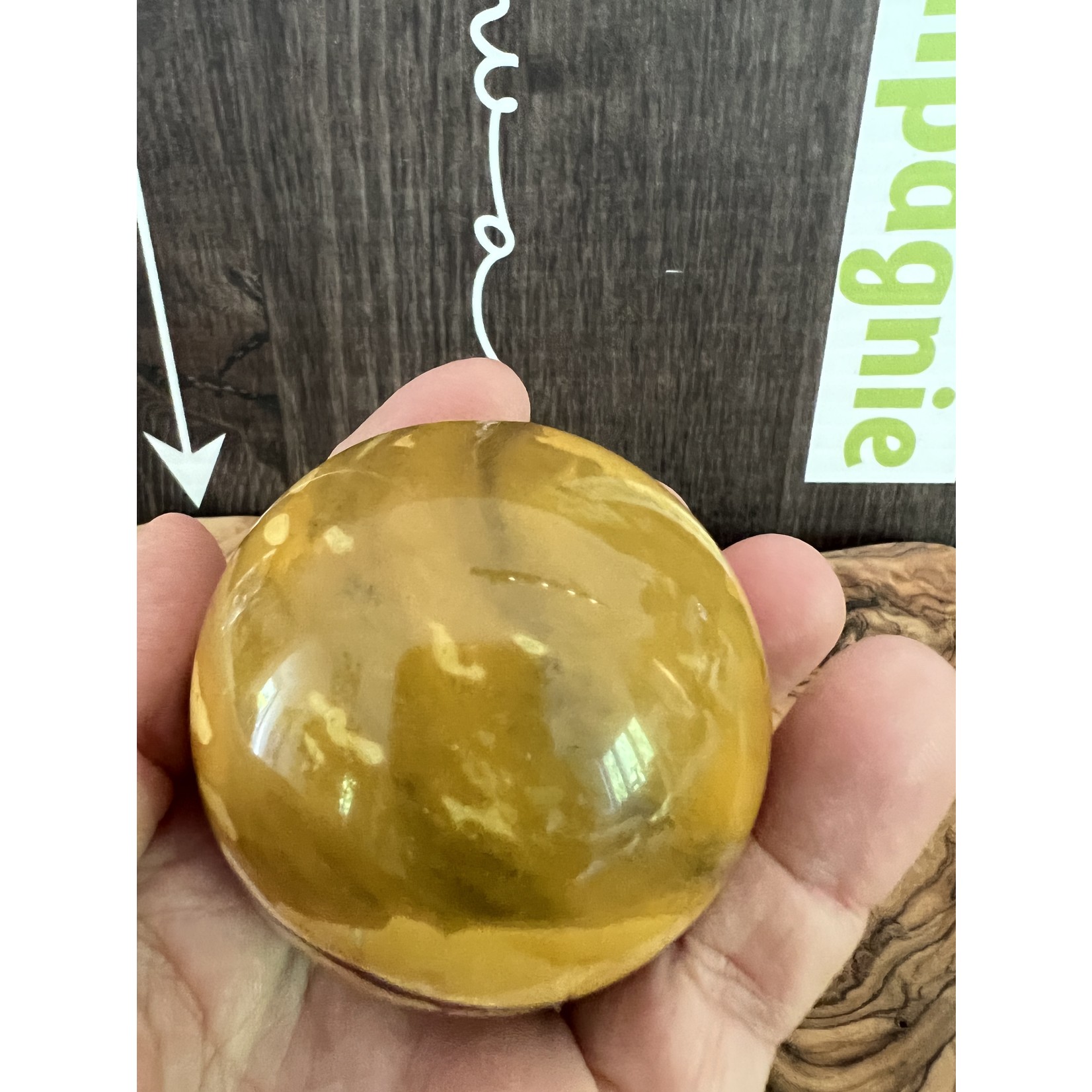 médium mokaite sphère jaune prononcé, boule de cristal jaspe mokaïte, a un impact positif sur le système digestif, les reins et le foie