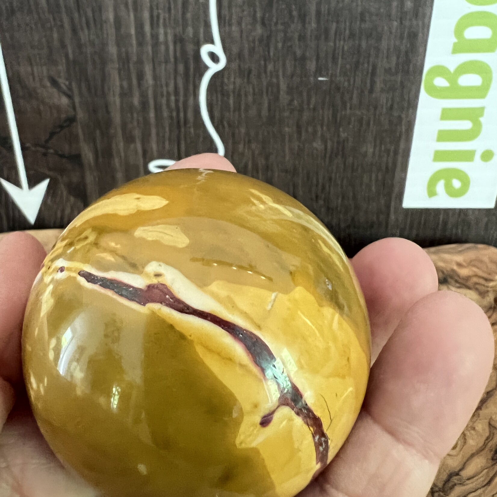 médium mokaite sphère jaune prononcé, boule de cristal jaspe mokaïte, a un impact positif sur le système digestif, les reins et le foie