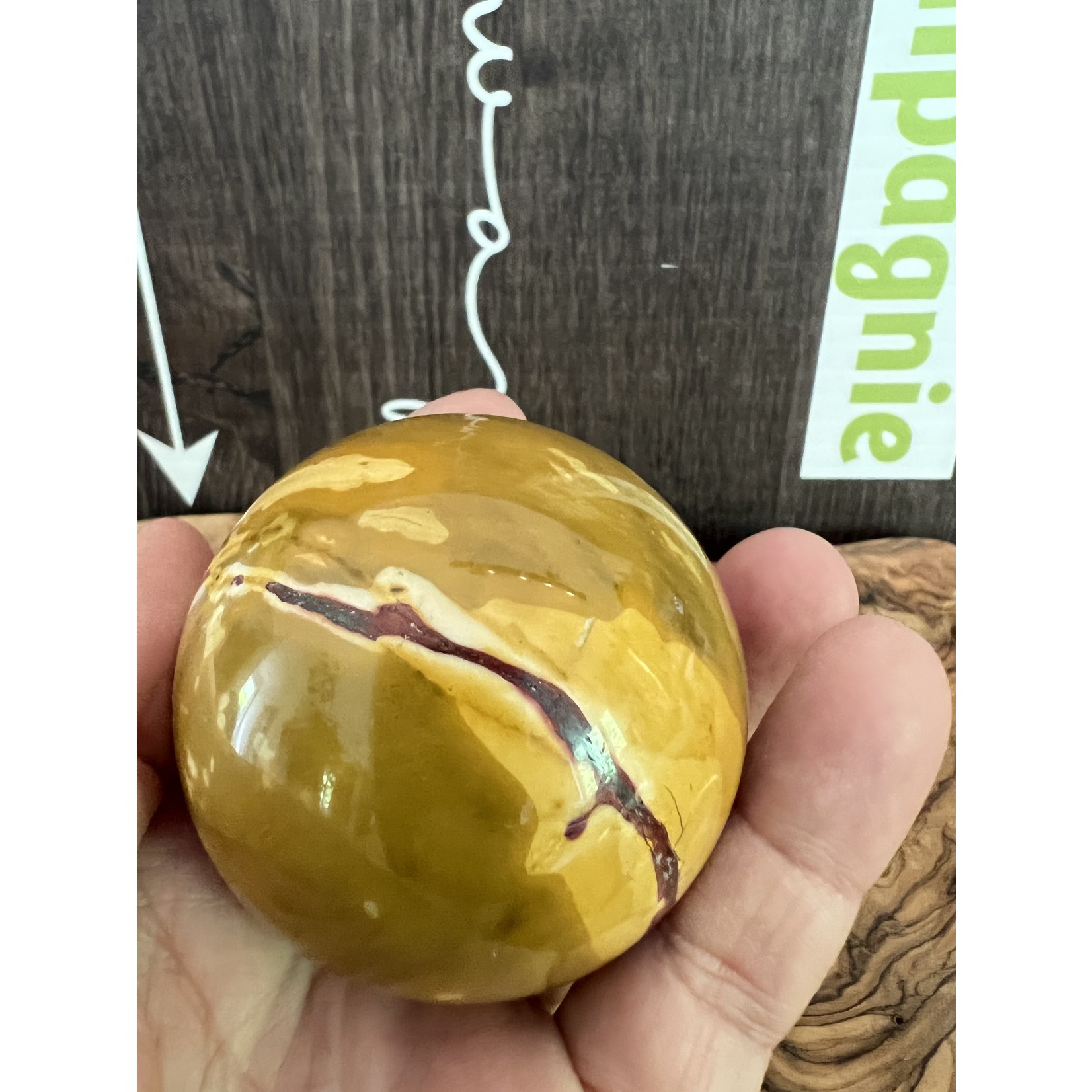 médium mokaite sphère jaune prononcé, boule de cristal jaspe mokaïte, a un impact positif sur le système digestif, les reins et le foie